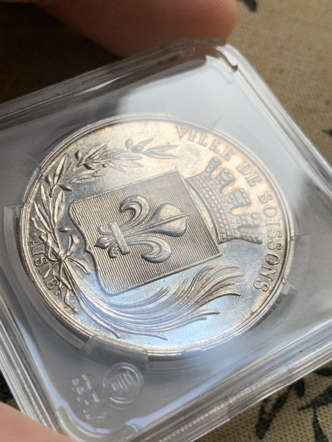 《竞宝斋》第52场-本周日，周一2场连拍（全场不限金额包邮） 1897～1920年间法国苏瓦松市议会银章。    重量：15.2克。     直径：32毫米