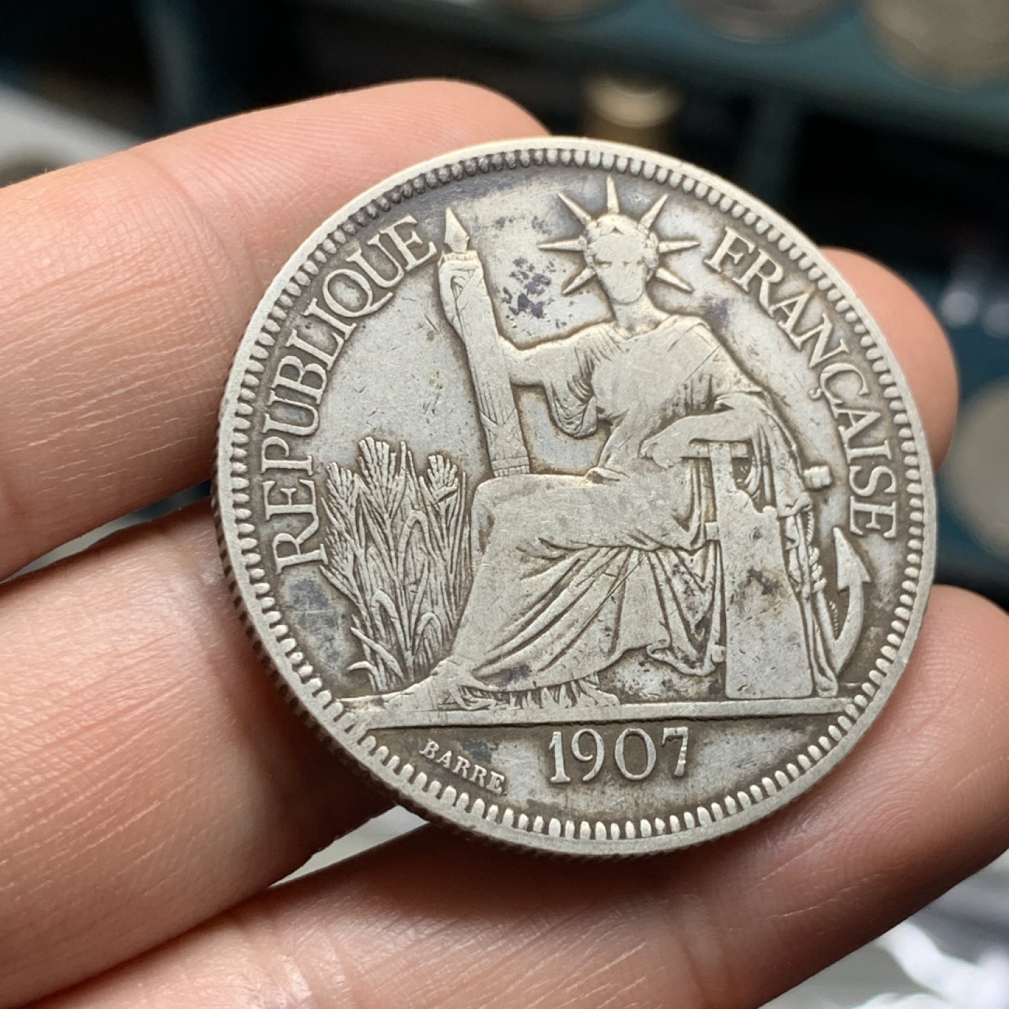 《竞宝斋》第52场-本周日，周一2场连拍（全场不限金额包邮） 法属印度支那1907年1皮阿斯特坐洋银币 原味包浆