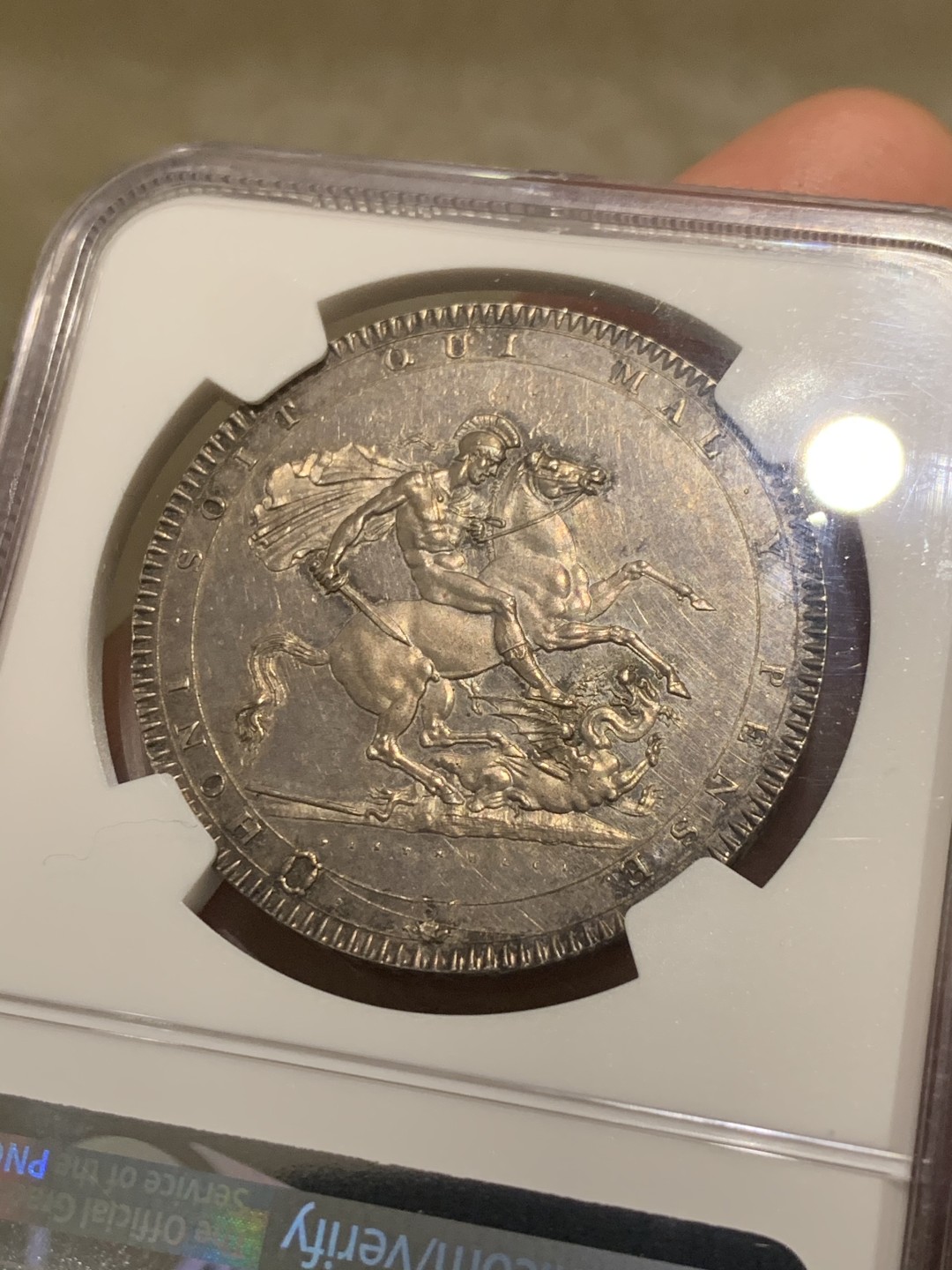 NGC MS63 1818年英国乔治三世马剑克朗 镜面底板，紫罗兰色包浆，最早的马剑克朗