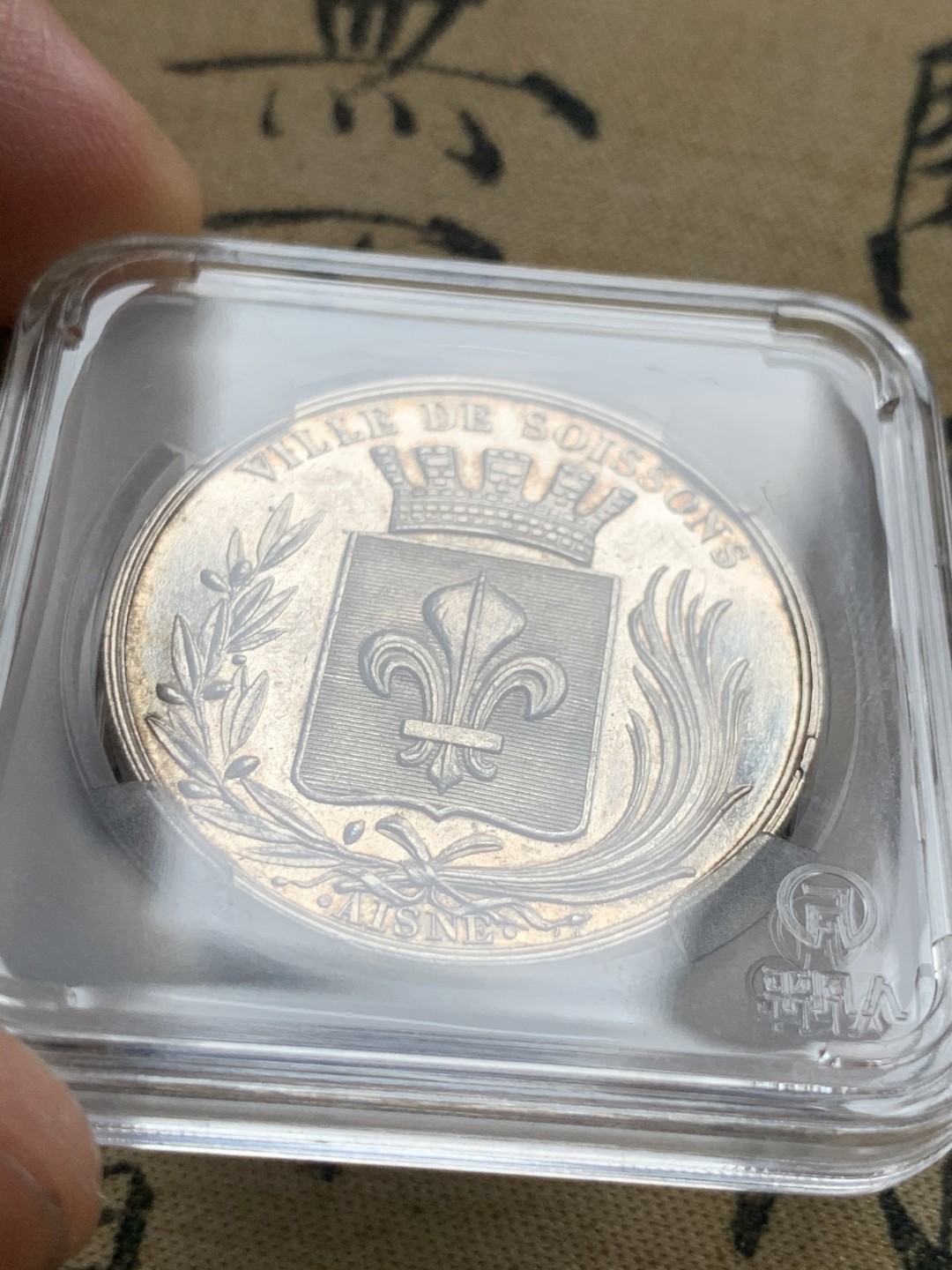 《竞宝斋》第52场-本周日，周一2场连拍（全场不限金额包邮） 1897～1920年间法国苏瓦松市议会银章。    重量：15.2克。     直径：32毫米