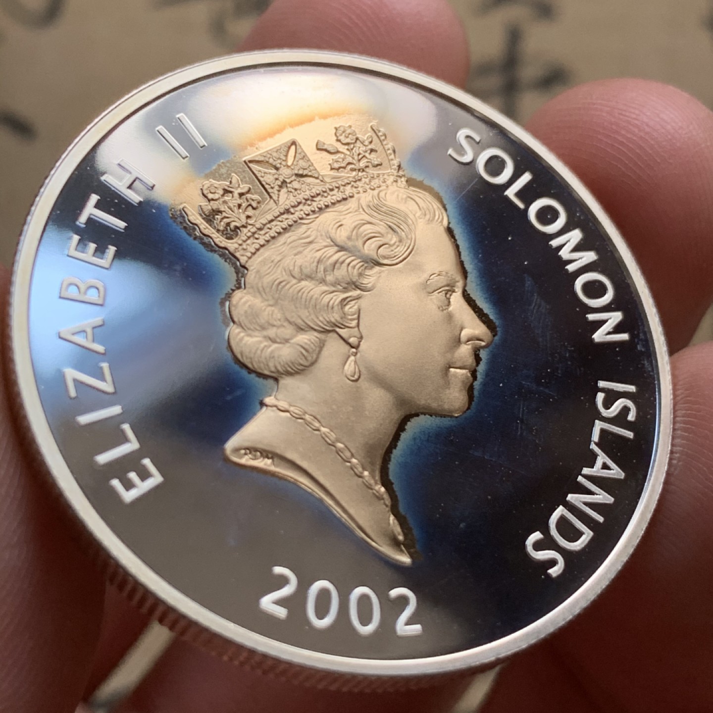 《竞宝斋》第52场-本周日，周一2场连拍（全场不限金额包邮） PF级 所罗门群岛2002克朗型纪念5元镀金银币 英国皇家铸币厂铸造 十字圣球（又名王权宝球）图案，中世纪以来基督教国家的王权标志 完美品相