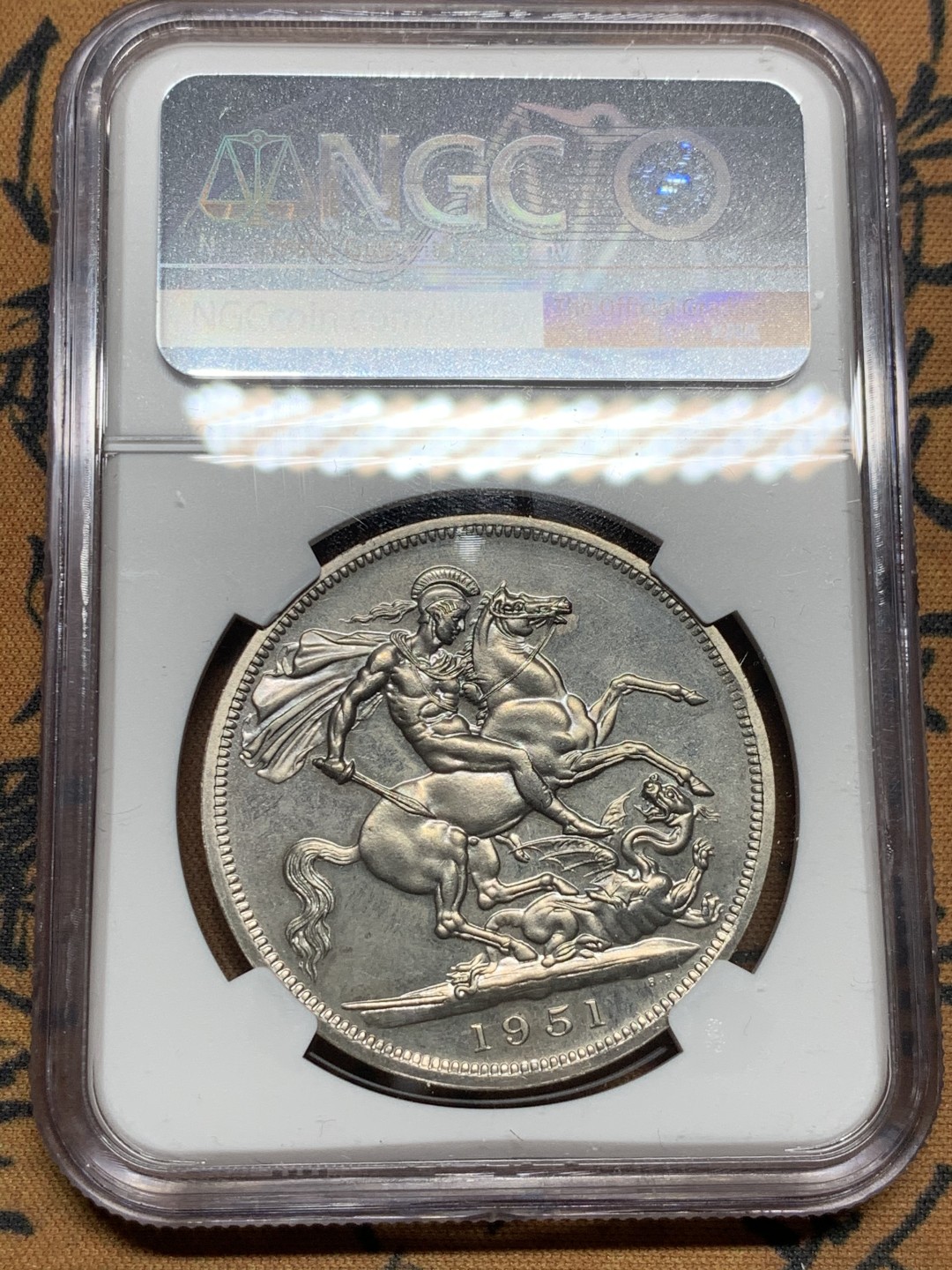 《竞宝斋》第52场-本周日，周一2场连拍（全场不限金额包邮） 英国1951年乔治六世一克朗镍马剑银币 NGC PL63