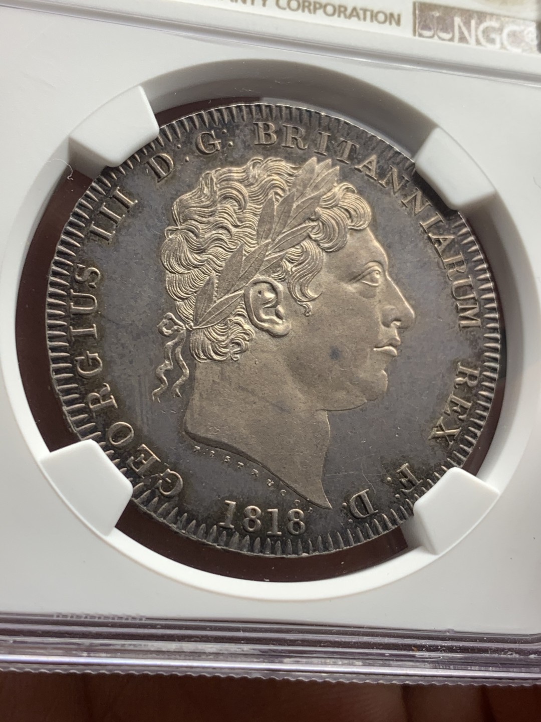 NGC MS63 1818年英国乔治三世马剑克朗 镜面底板，紫罗兰色包浆，最早的马剑克朗