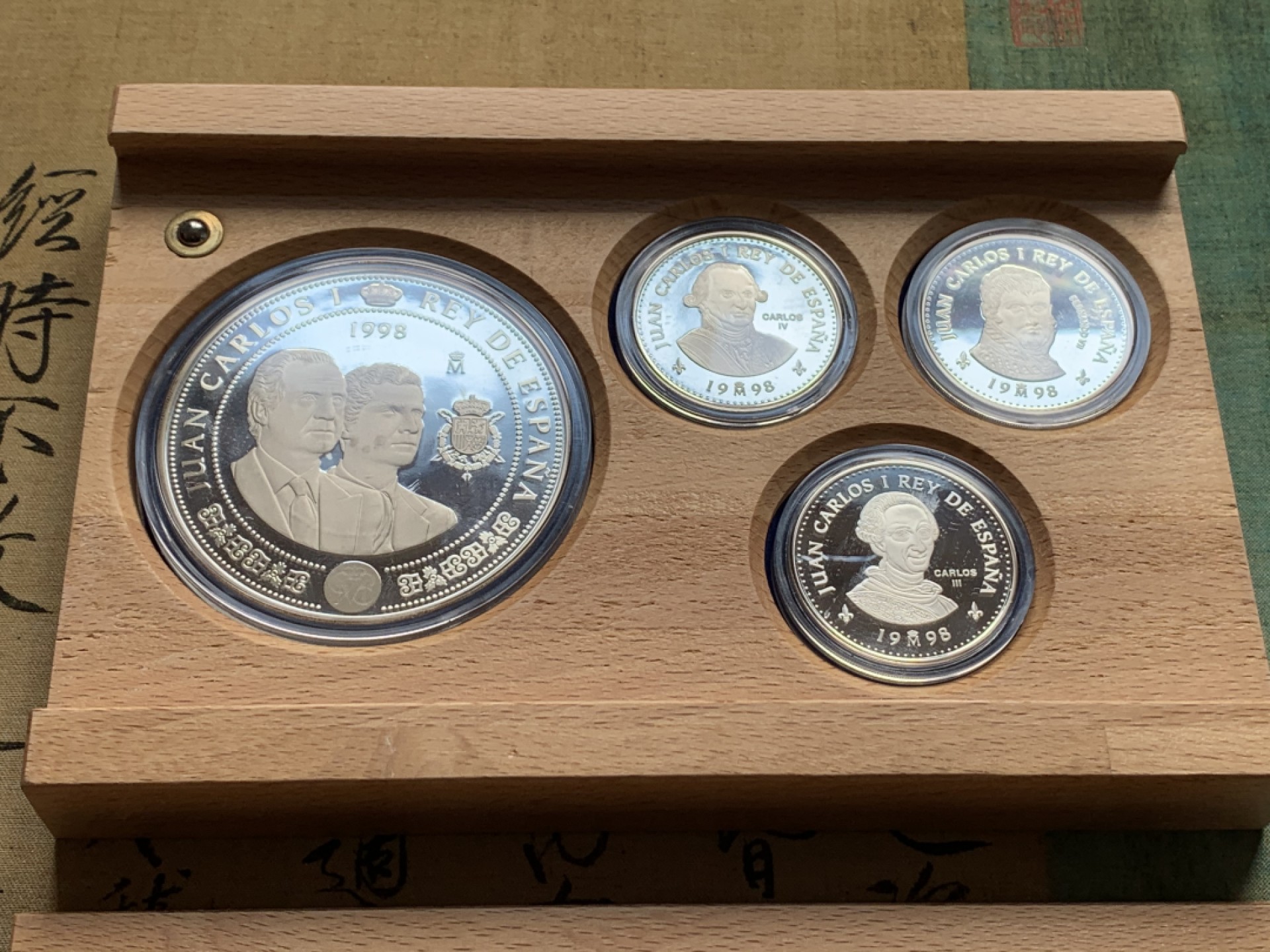 《竞宝斋》第52场-本周日，周一2场连拍（全场不限金额包邮） 原木盒装 西班牙 1999年 波旁王朝全家福 一组四枚2000和10000比塞塔银币 