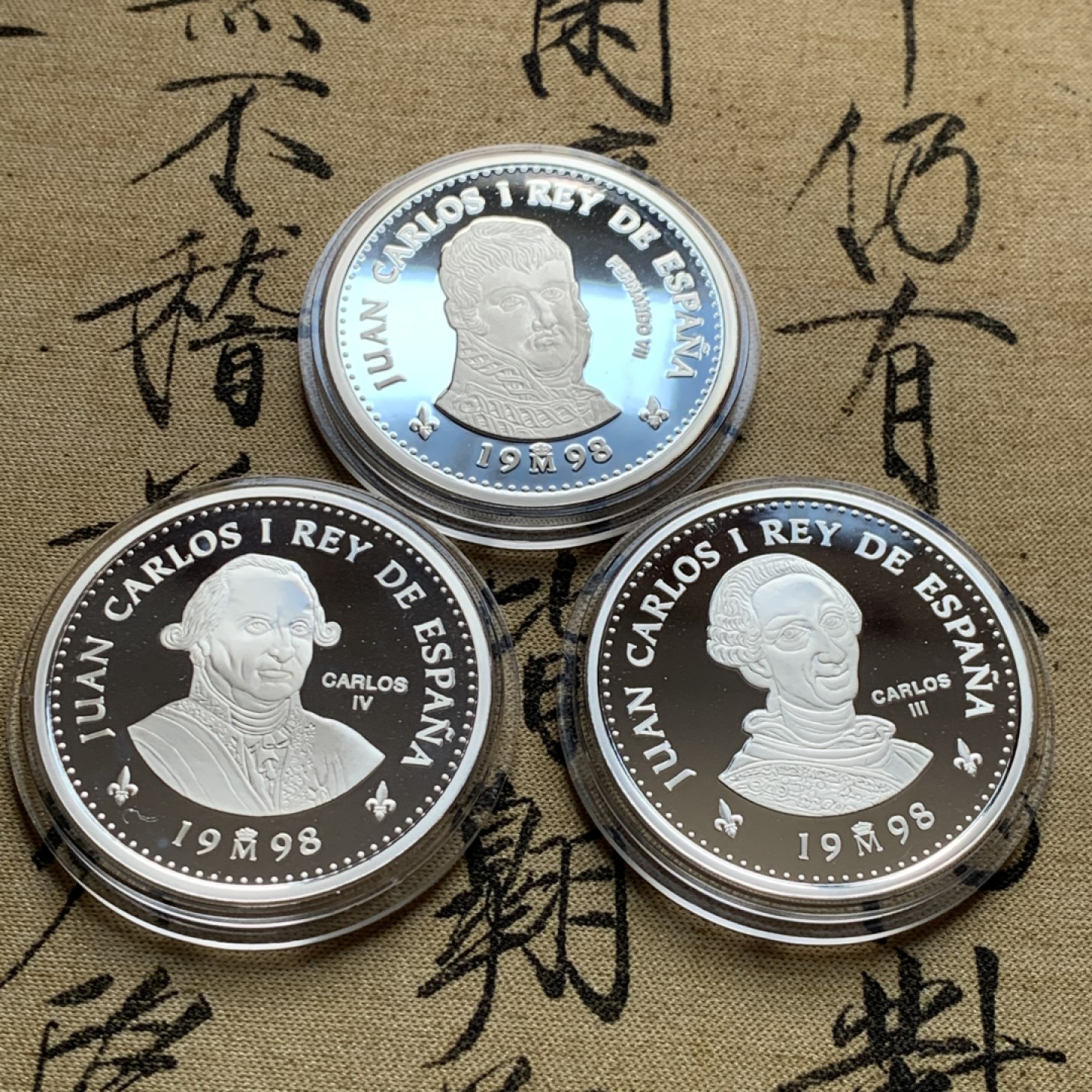 《竞宝斋》第52场-本周日，周一2场连拍（全场不限金额包邮） 原木盒装 西班牙 1999年 波旁王朝全家福 一组四枚2000和10000比塞塔银币 