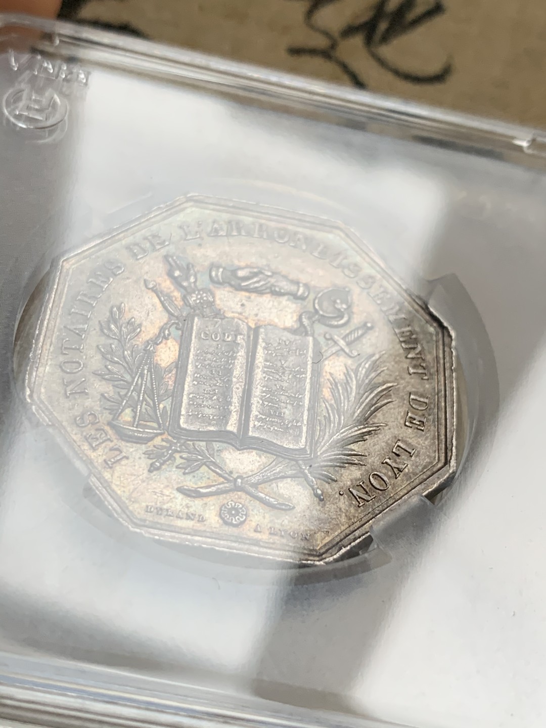 《竞宝斋》第52场-本周日，周一2场连拍（全场不限金额包邮） 1839年 法国里昂公证处八角银章。    重量：14.7克。   边铭：蜜蜂➕银标