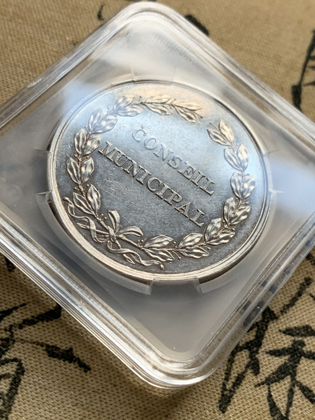 《竞宝斋》第52场-本周日，周一2场连拍（全场不限金额包邮） 1897～1920年间法国苏瓦松市议会银章。    重量：15.2克。     直径：32毫米