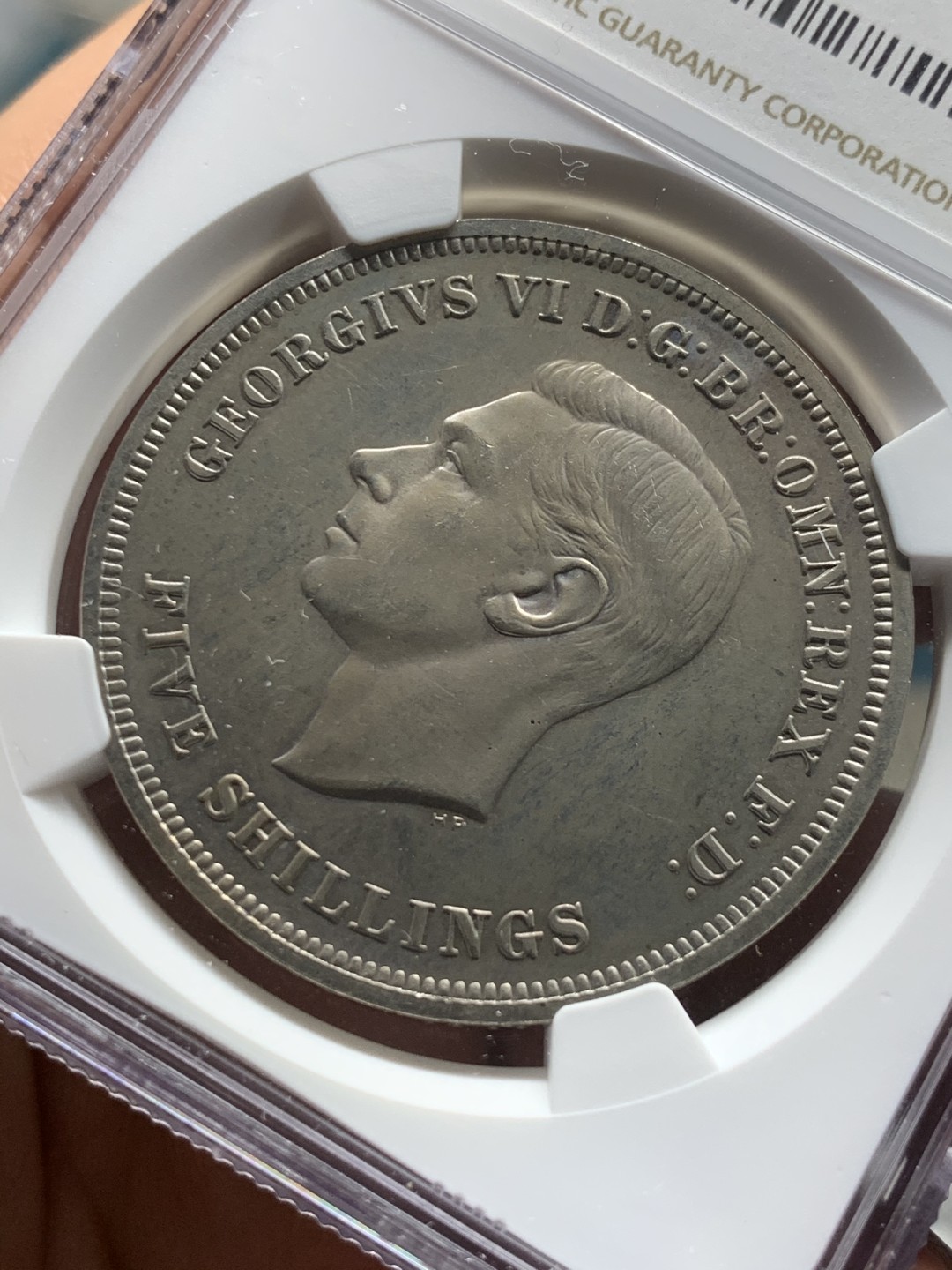 《竞宝斋》第52场-本周日，周一2场连拍（全场不限金额包邮） 英国1951年乔治六世一克朗镍马剑银币 NGC PL63