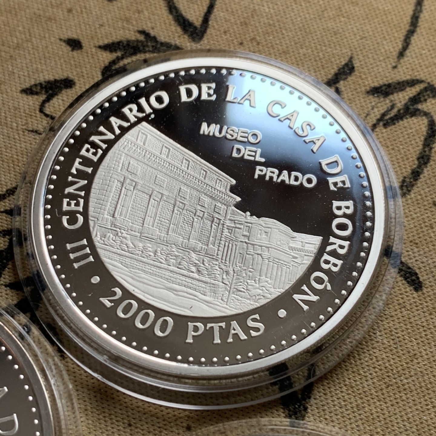 《竞宝斋》第52场-本周日，周一2场连拍（全场不限金额包邮） 原木盒装 西班牙 1999年 波旁王朝全家福 一组四枚2000和10000比塞塔银币 