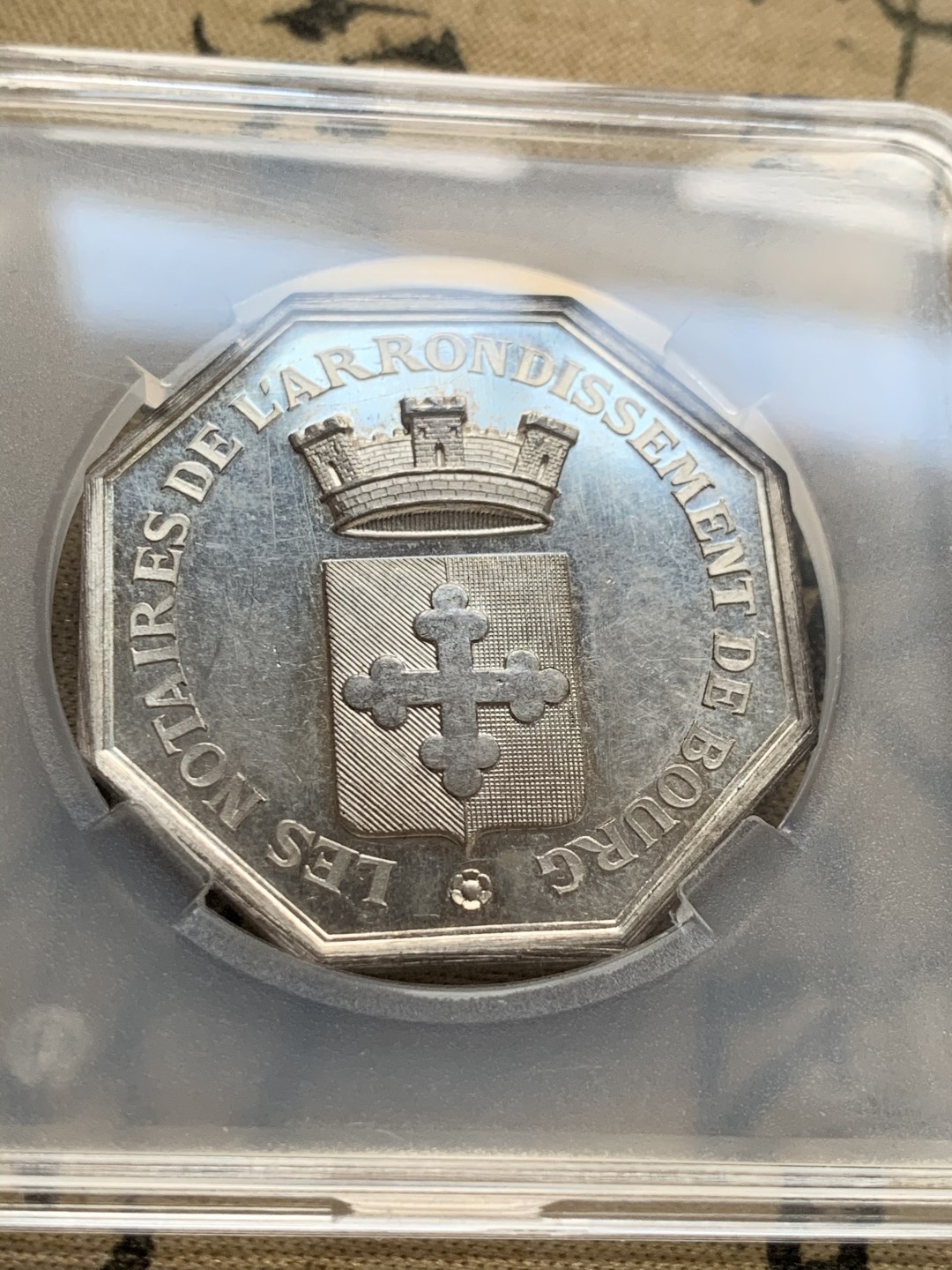 《竞宝斋》第52场-本周日，周一2场连拍（全场不限金额包邮） 十九世纪法国布尔日公证人协会八角银章。   重量：19.2克。   边铭：丰饶角➕银标