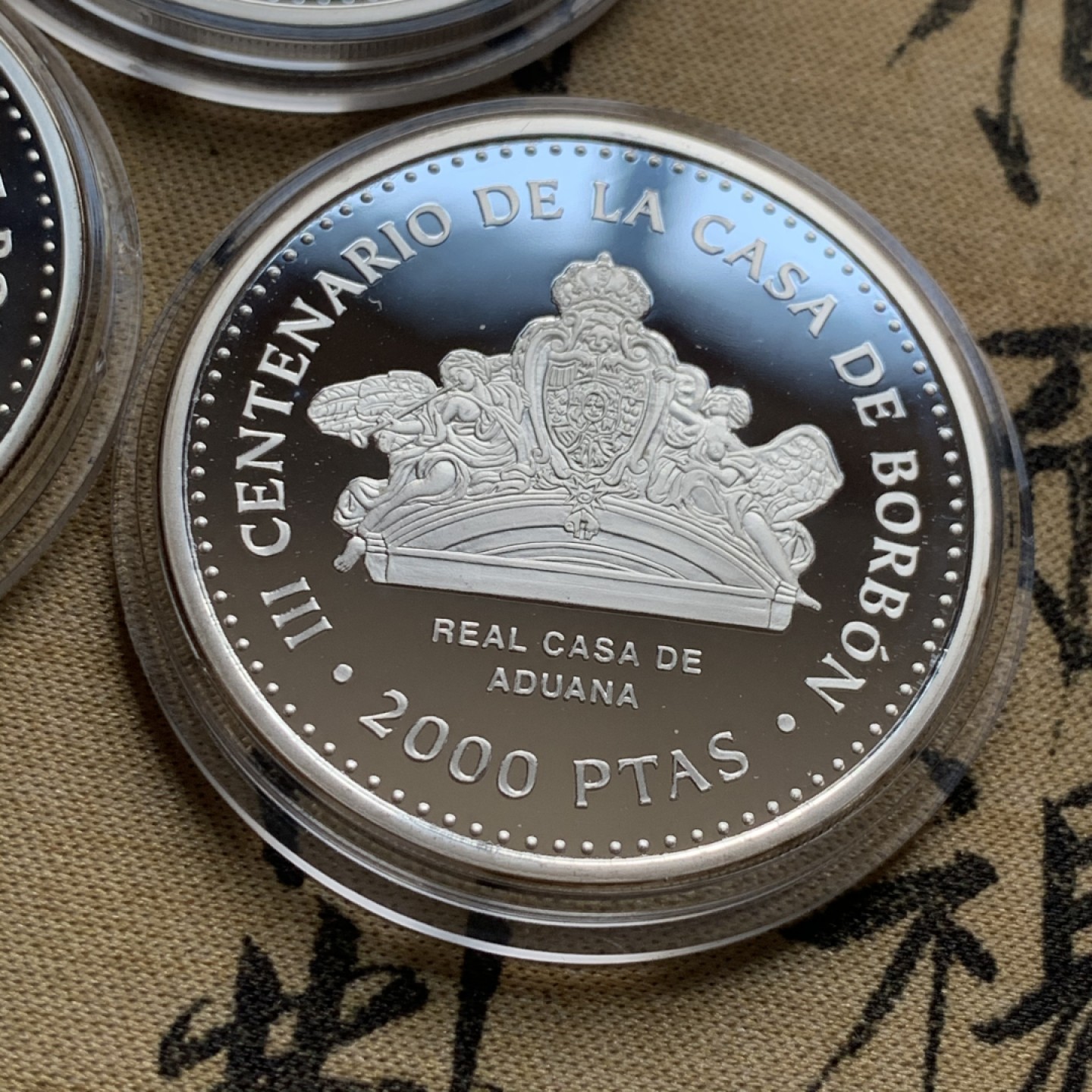 《竞宝斋》第52场-本周日，周一2场连拍（全场不限金额包邮） 原木盒装 西班牙 1999年 波旁王朝全家福 一组四枚2000和10000比塞塔银币 