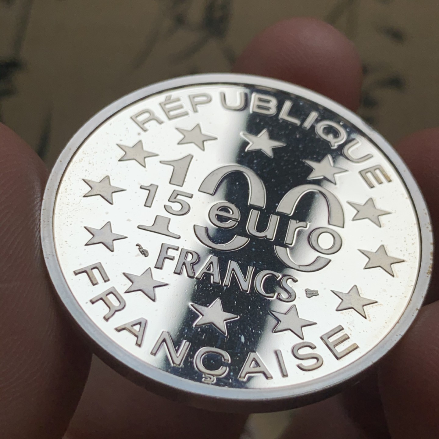 《竞宝斋》第52场-本周日，周一2场连拍（全场不限金额包邮） PF级 【钱币上的旅行】法国1997年15欧元（100法郎）双面值纪念银币 背面图案为爱尔兰凯袖宫（明斯特王朝的王宫）因其对凯尔特艺术卓越收藏品及其独特的中世纪建筑风格而享誉欧洲