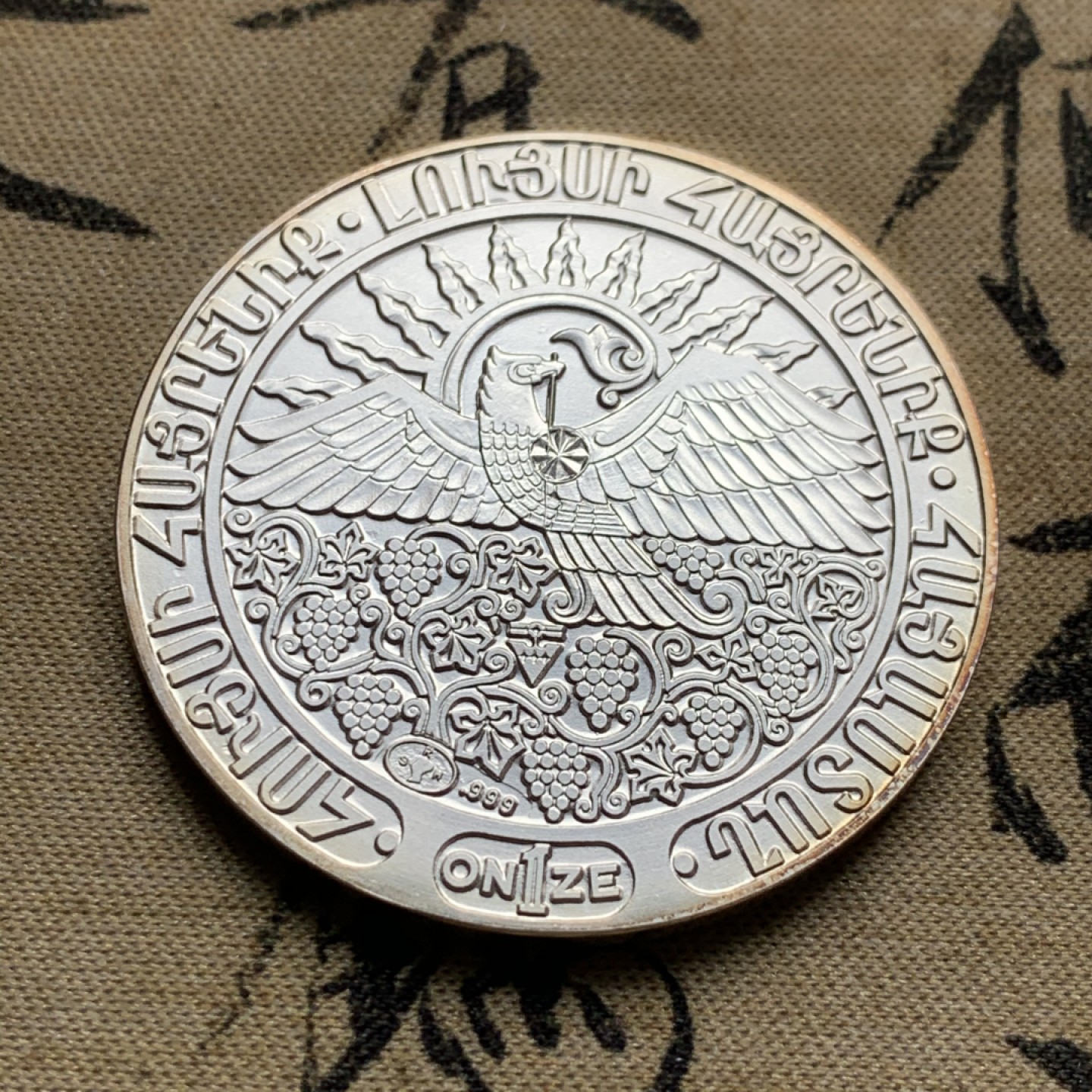 《竞宝斋》第52场-本周日，周一2场连拍（全场不限金额包邮） BU级 稀少亚美尼亚1988年大地震纪念1盎司999银大银章 德国代铸10000枚 发行时每枚抽出10马克救助地震灾民 现代亚美尼亚历史上第一枚硬币 设计极其华丽精美 建筑面用凌乱的钟摆表达地震 另一面烈日下丰收的果实中雄鹰展翅 象征国家必将重获新生 