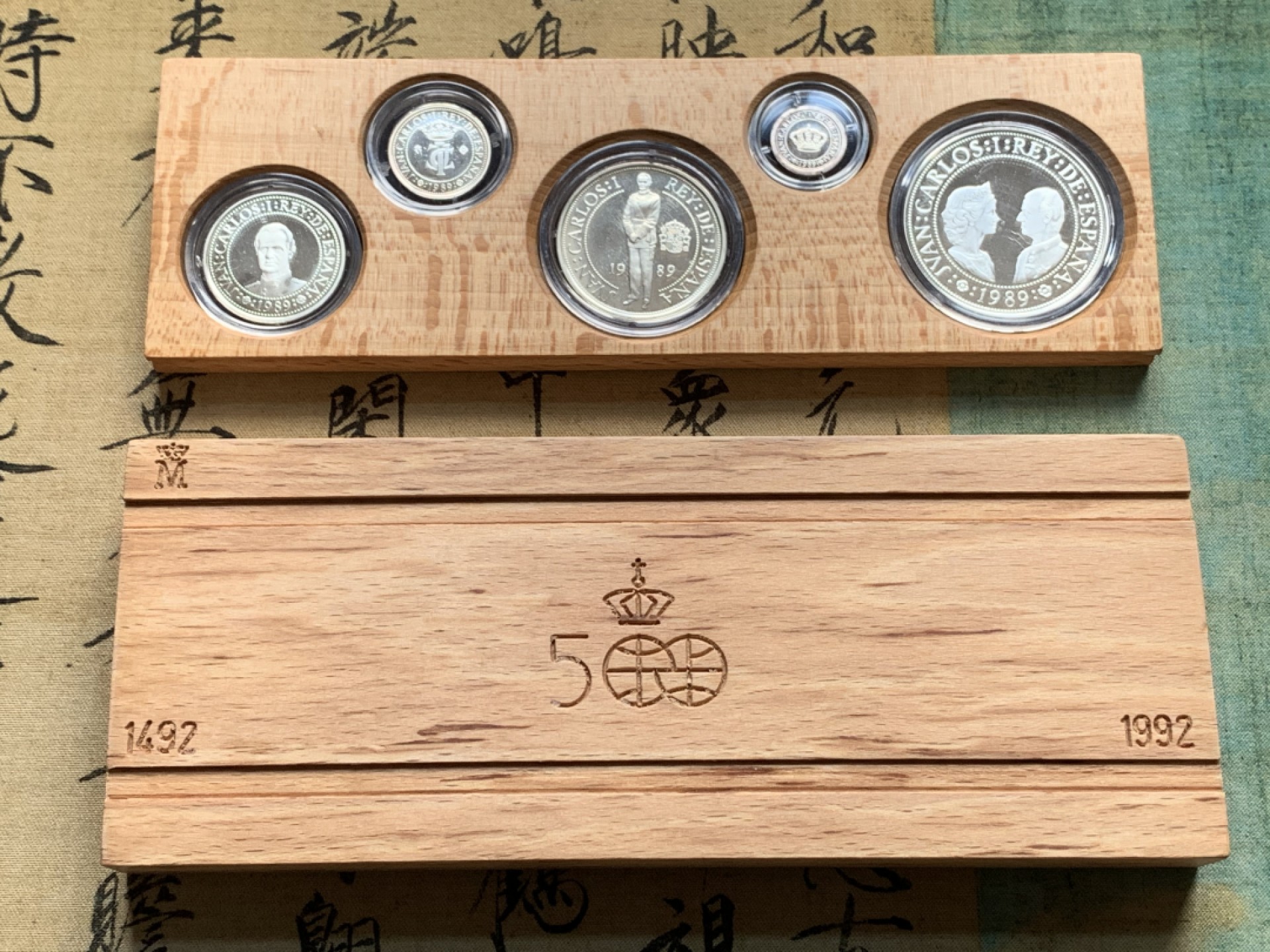 《竞宝斋》第52场-本周日，周一2场连拍（全场不限金额包邮） 原木盒证书 西班牙 1989年 五百周年纪念 5枚套装 精制银币