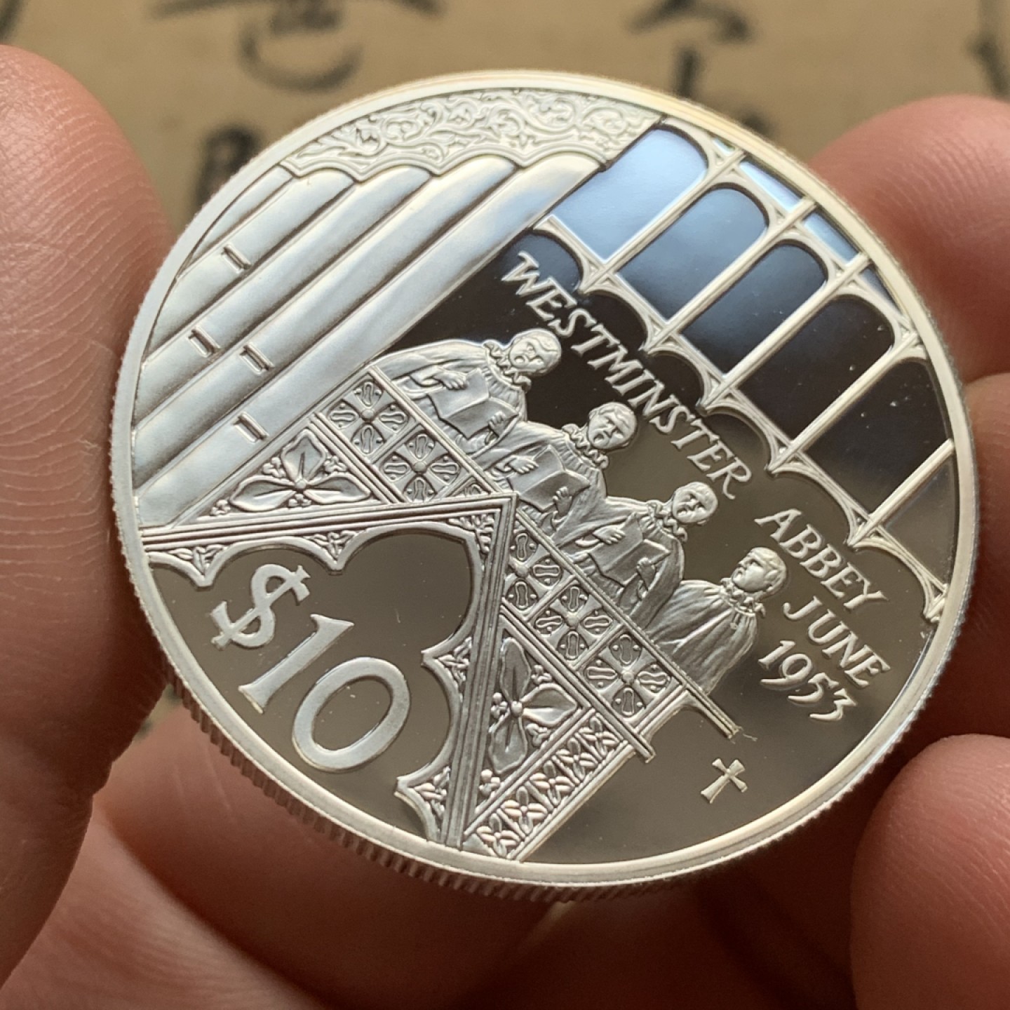 《竞宝斋》第52场-本周日，周一2场连拍（全场不限金额包邮） PF级 斐济 2002年克朗型10元镀金银币 英国皇家铸币厂铸造 纪念1953年6月2日英女王于西敏寺登基加冕典礼 英系题材 典藏佳品