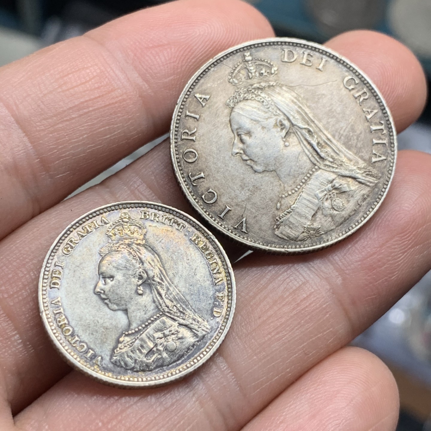 《竞宝斋》第52场-本周日，周一2场连拍（全场不限金额包邮） 英国1887年维多利亚女王老包浆一弗洛林 一先令银币一对