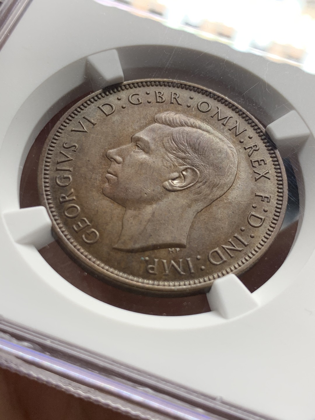《竞宝斋》第52场-本周日，周一2场连拍（全场不限金额包邮） NGC MS65BN 英国1945年乔治六世便士 高分少见 完美诠释巧克力包浆