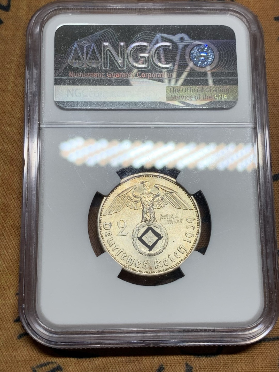 《竞宝斋》第52场-本周日，周一2场连拍（全场不限金额包邮） NGC-MS62 德国1939A 兴登堡2马克 黄油包浆 原光可见 车轮转光