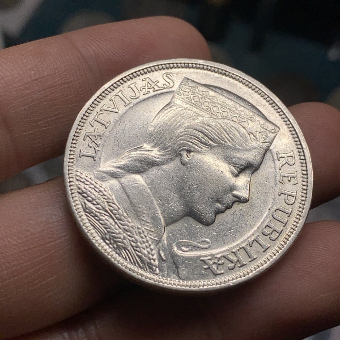 《竞宝斋》第52场-本周日，周一2场连拍（全场不限金额包邮） 1931年拉脱维亚少女银币、重量25g、底光十足、5拉特