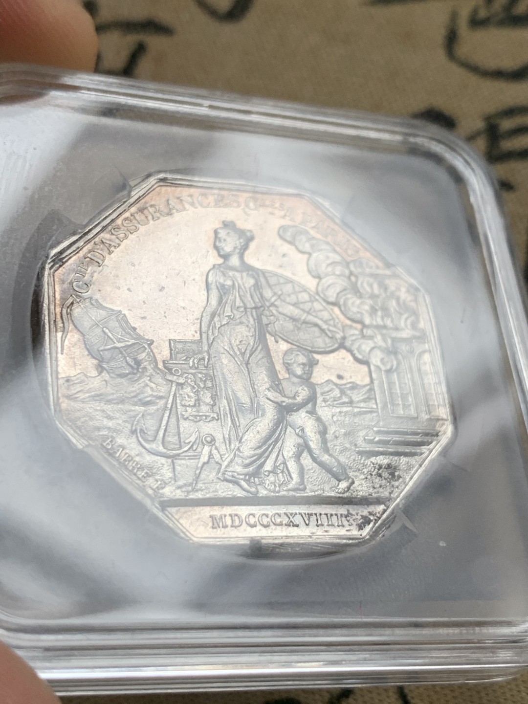 《竞宝斋》第52场-本周日，周一2场连拍（全场不限金额包邮） 19世纪法国火灾保险八角银章。      重量：12克。       边铭：烟斗➕银标。 