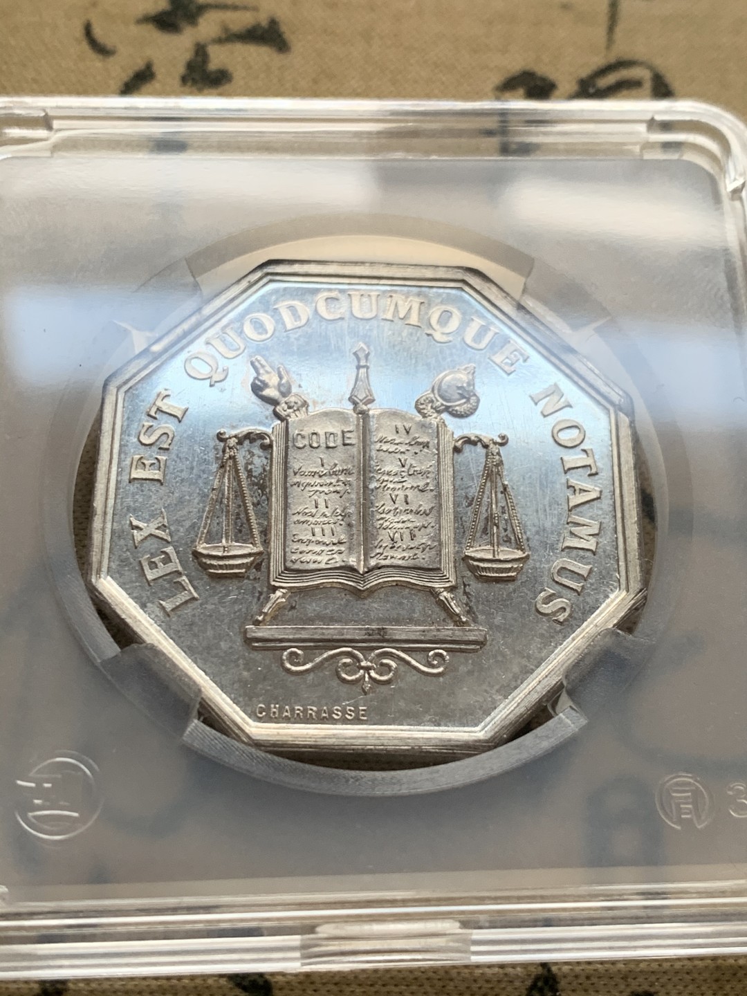 《竞宝斋》第52场-本周日，周一2场连拍（全场不限金额包邮） 十九世纪法国布尔日公证人协会八角银章。   重量：19.2克。   边铭：丰饶角➕银标