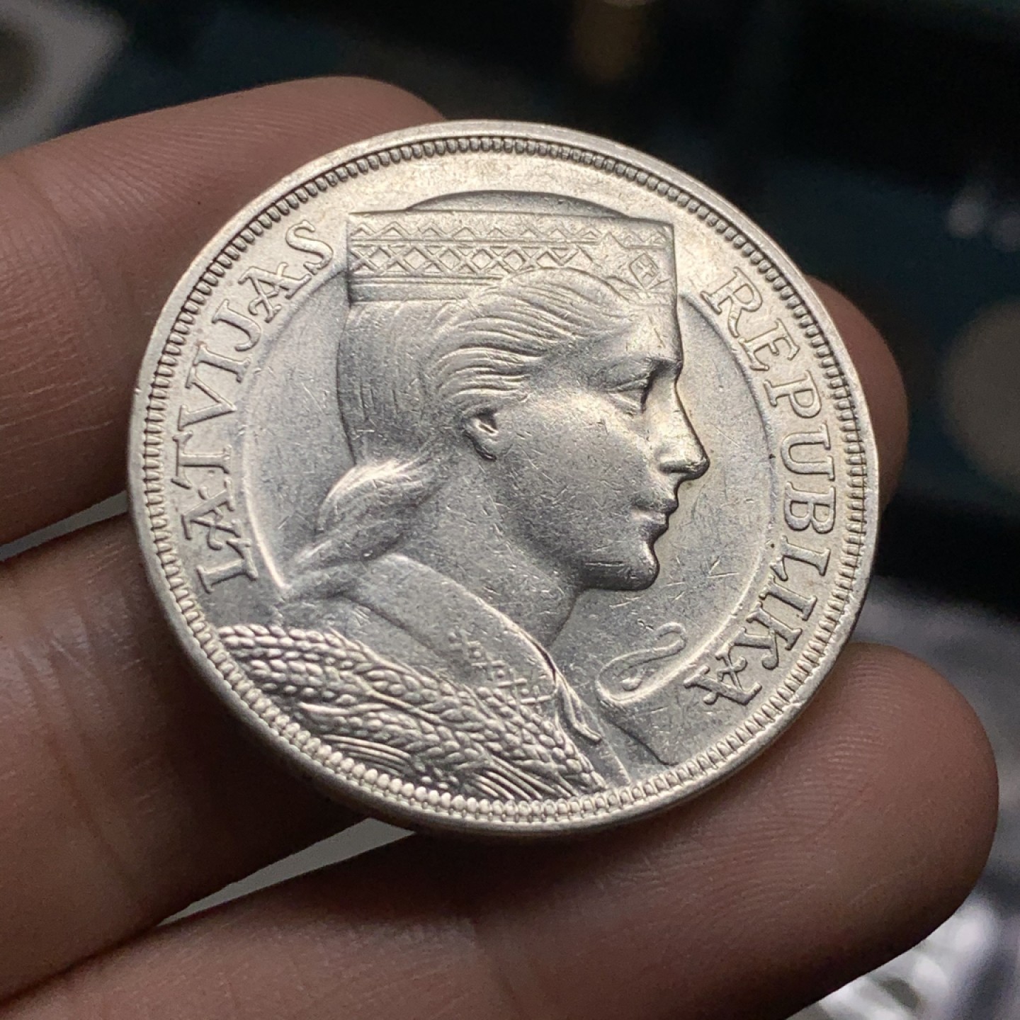 《竞宝斋》第52场-本周日，周一2场连拍（全场不限金额包邮） 1931年拉脱维亚少女银币、重量25g、底光十足、5拉特