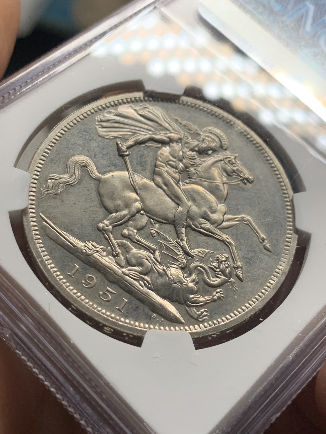 《竞宝斋》第52场-本周日，周一2场连拍（全场不限金额包邮） 英国1951年乔治六世一克朗镍马剑银币 NGC PL63