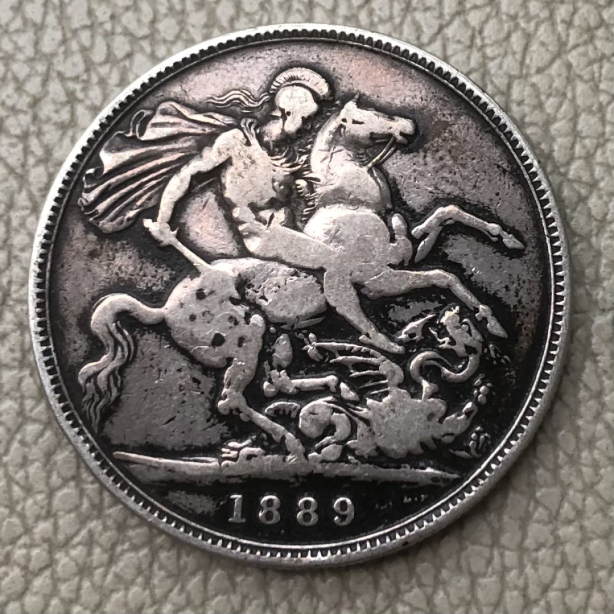 【保诚微拍】第28期 外国老银币【马剑、摩根主场】 英国 维多利亚女王 1889年 克朗 高冠版 马剑 大银币 （28克，92.5%银）XF