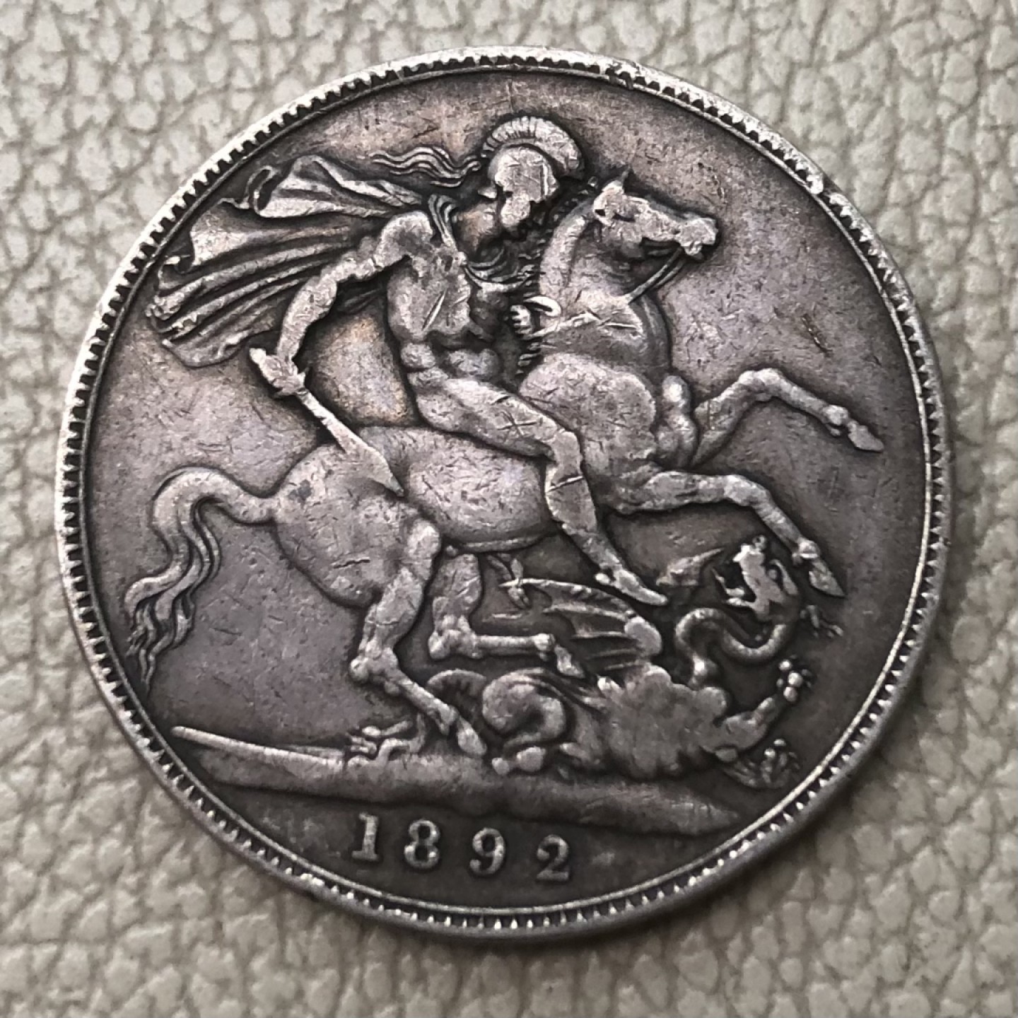 【保诚微拍】第28期 外国老银币【马剑、摩根主场】 英国 维多利亚女王 1892年 克朗 高冠版 马剑 大银币 （28克，92.5%银）XF-17