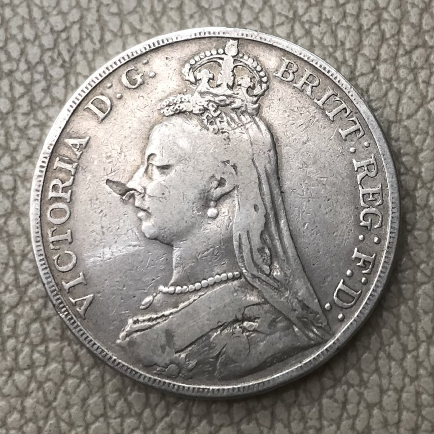 【保诚微拍】第28期 外国老银币【马剑、摩根主场】 英国 维多利亚女王 1889年 克朗 高冠版 马剑 大银币 （28克，92.5%银）XF