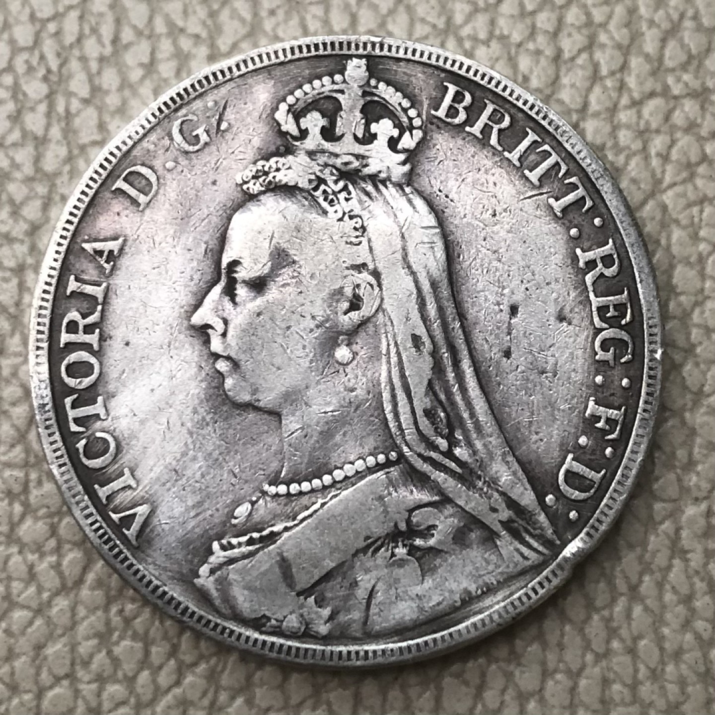 【保诚微拍】第28期 外国老银币【马剑、摩根主场】 英国 维多利亚女王 1890年 克朗 高冠版 马剑 大银币 （28克，92.5%银）XF-7