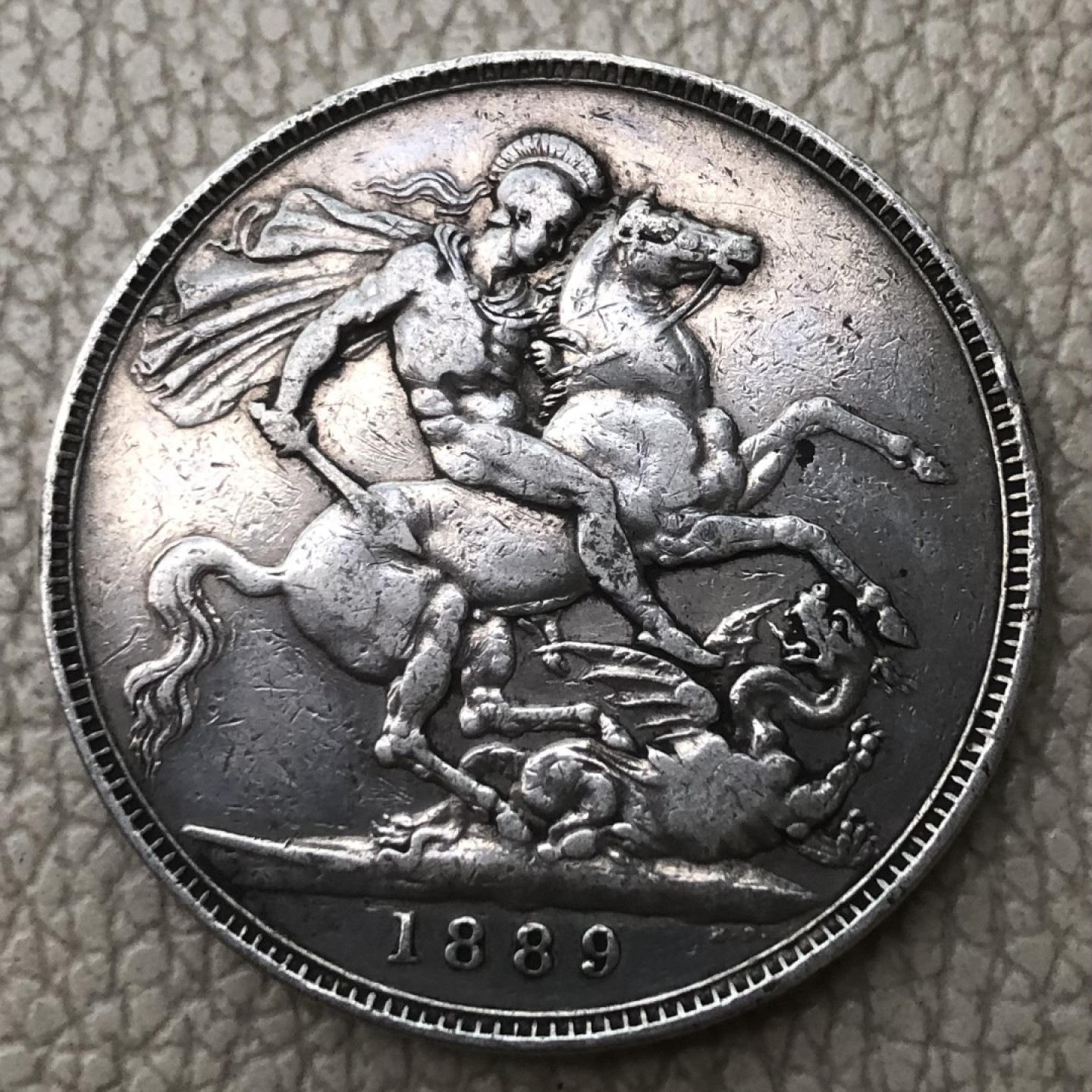 【保诚微拍】第28期 外国老银币【马剑、摩根主场】 英国 维多利亚女王 1889年 克朗 高冠版 马剑 大银币 （28克，92.5%银）XF-5