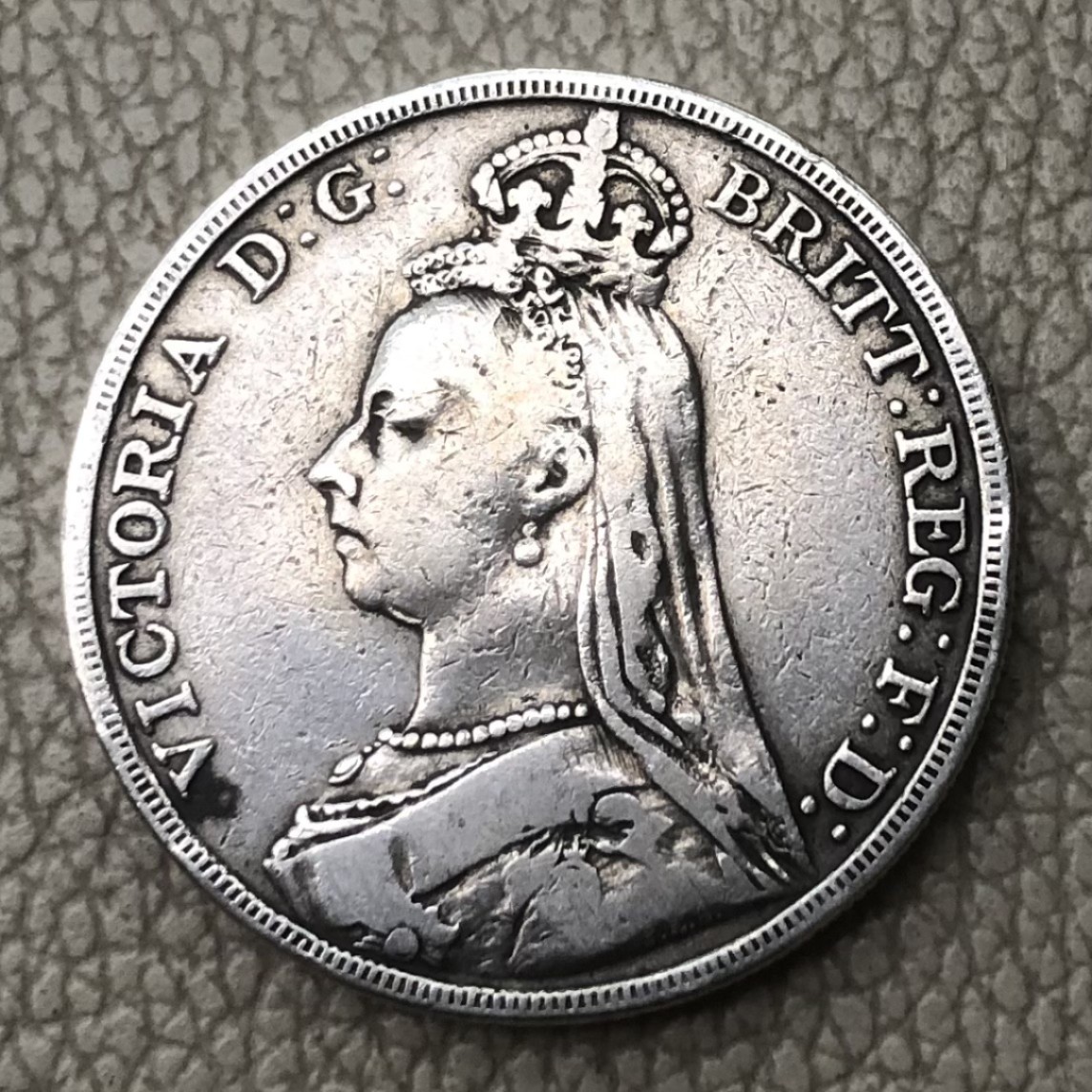 【保诚微拍】第28期 外国老银币【马剑、摩根主场】 英国 维多利亚女王 1889年 克朗 高冠版 马剑 大银币 （28克，92.5%银）XF-3