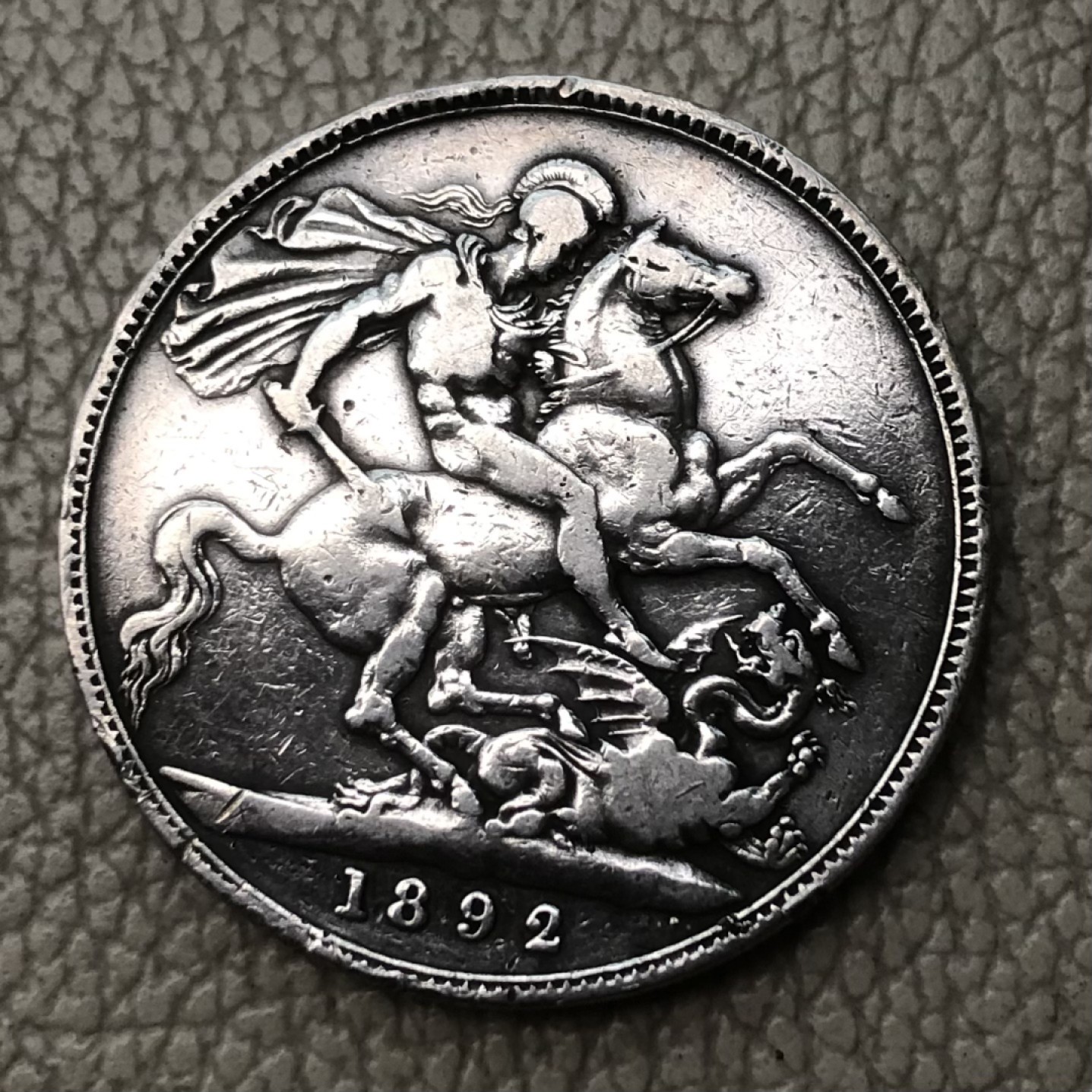 【保诚微拍】第28期 外国老银币【马剑、摩根主场】 英国 维多利亚女王 1892年 克朗 高冠版 马剑 大银币 （28克，92.5%银）XF-16