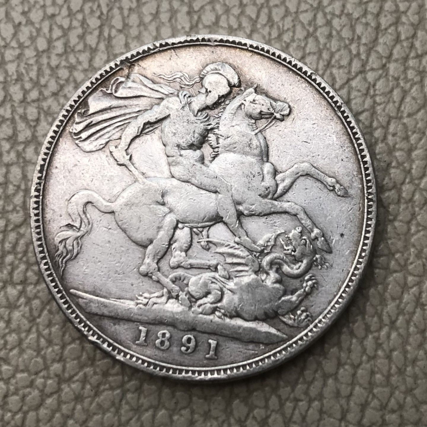 【保诚微拍】第28期 外国老银币【马剑、摩根主场】 英国 维多利亚女王 1891年 克朗 高冠版 马剑 大银币 （28克，92.5%银）XF-13