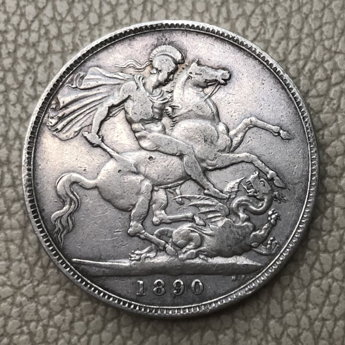 【保诚微拍】第28期 外国老银币【马剑、摩根主场】 英国 维多利亚女王 1890年 克朗 高冠版 马剑 大银币 （28克，92.5%银）XF-8