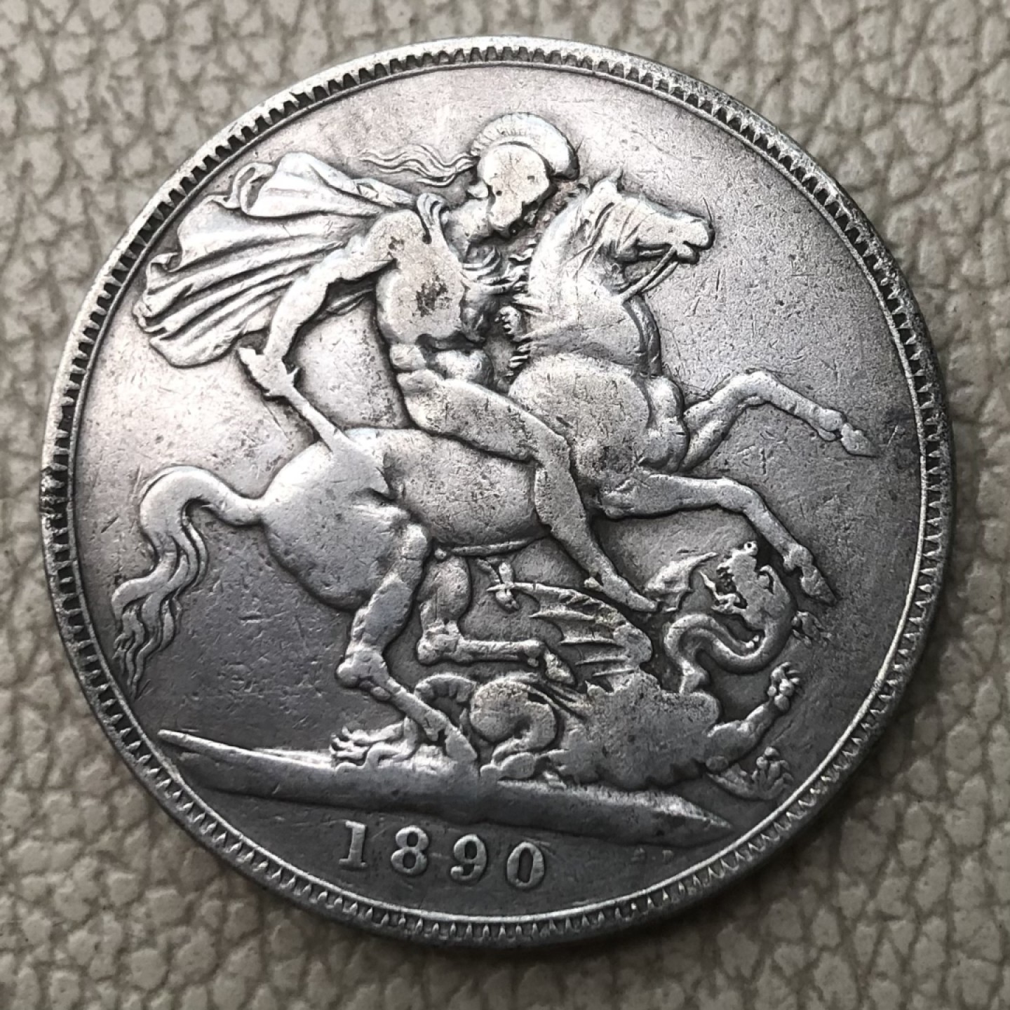 【保诚微拍】第28期 外国老银币【马剑、摩根主场】 英国 维多利亚女王 1890年 克朗 高冠版 马剑 大银币 （28克，92.5%银）XF-10