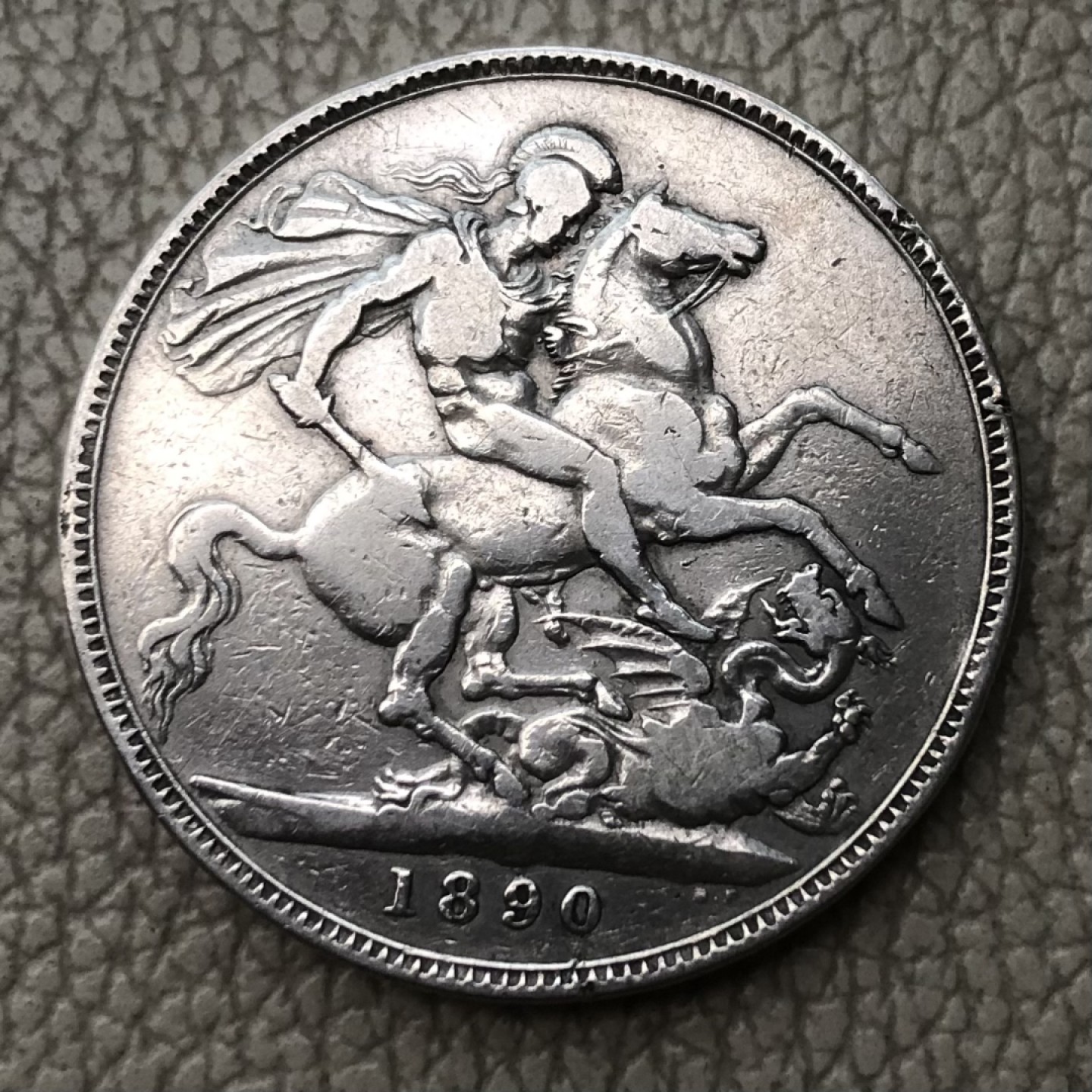 【保诚微拍】第28期 外国老银币【马剑、摩根主场】 英国 维多利亚女王 1890年 克朗 高冠版 马剑 大银币 （28克，92.5%银）XF-12