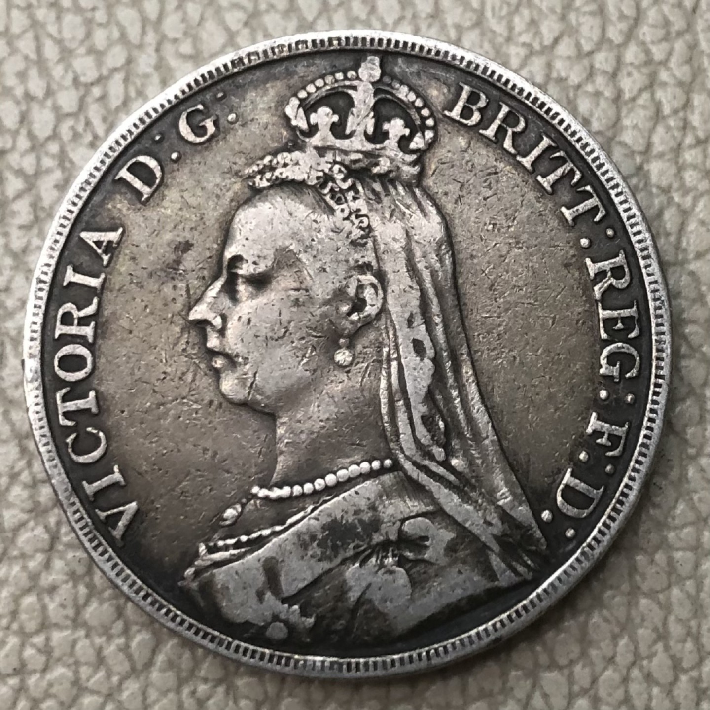 【保诚微拍】第28期 外国老银币【马剑、摩根主场】 英国 维多利亚女王 1890年 克朗 高冠版 马剑 大银币 （28克，92.5%银）XF-6