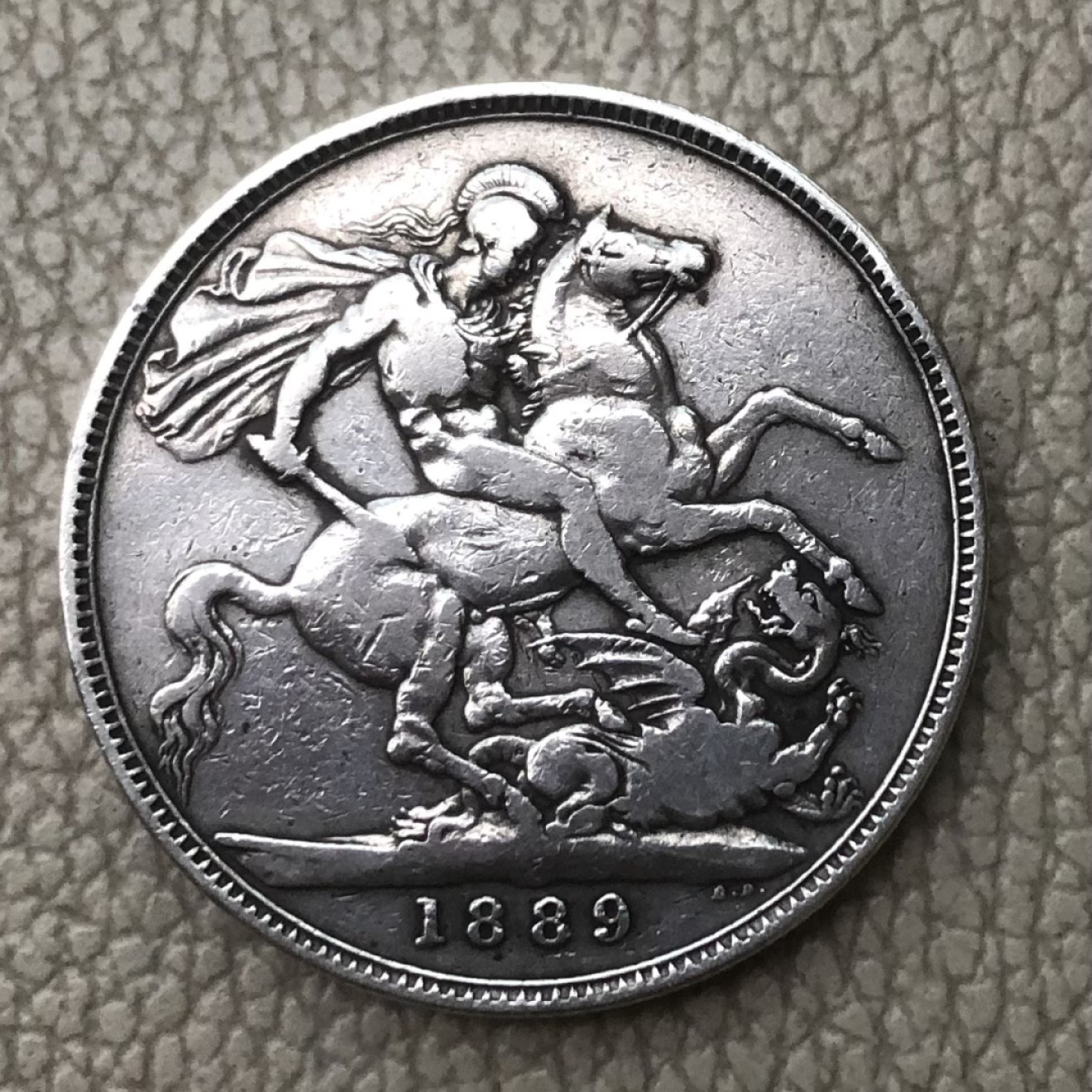 【保诚微拍】第28期 外国老银币【马剑、摩根主场】 英国 维多利亚女王 1889年 克朗 高冠版 马剑 大银币 （28克，92.5%银）XF-3