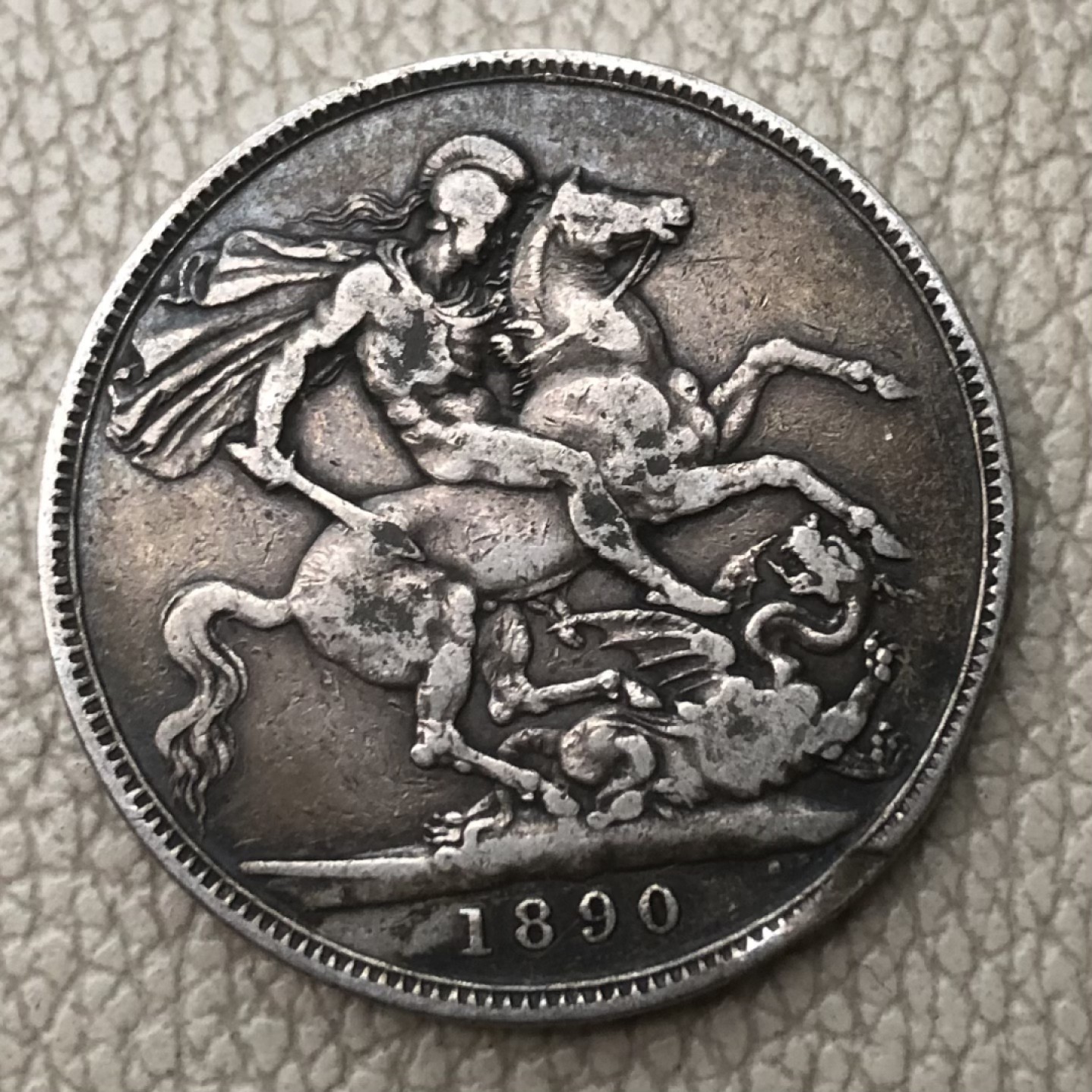 【保诚微拍】第28期 外国老银币【马剑、摩根主场】 英国 维多利亚女王 1890年 克朗 高冠版 马剑 大银币 （28克，92.5%银）XF-6