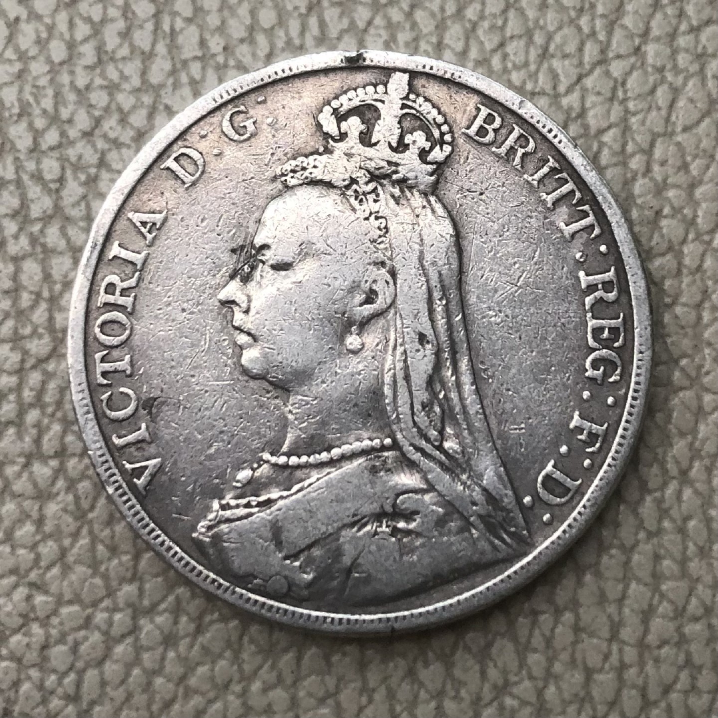 【保诚微拍】第28期 外国老银币【马剑、摩根主场】 英国 维多利亚女王 1890年 克朗 高冠版 马剑 大银币 （28克，92.5%银）XF-9