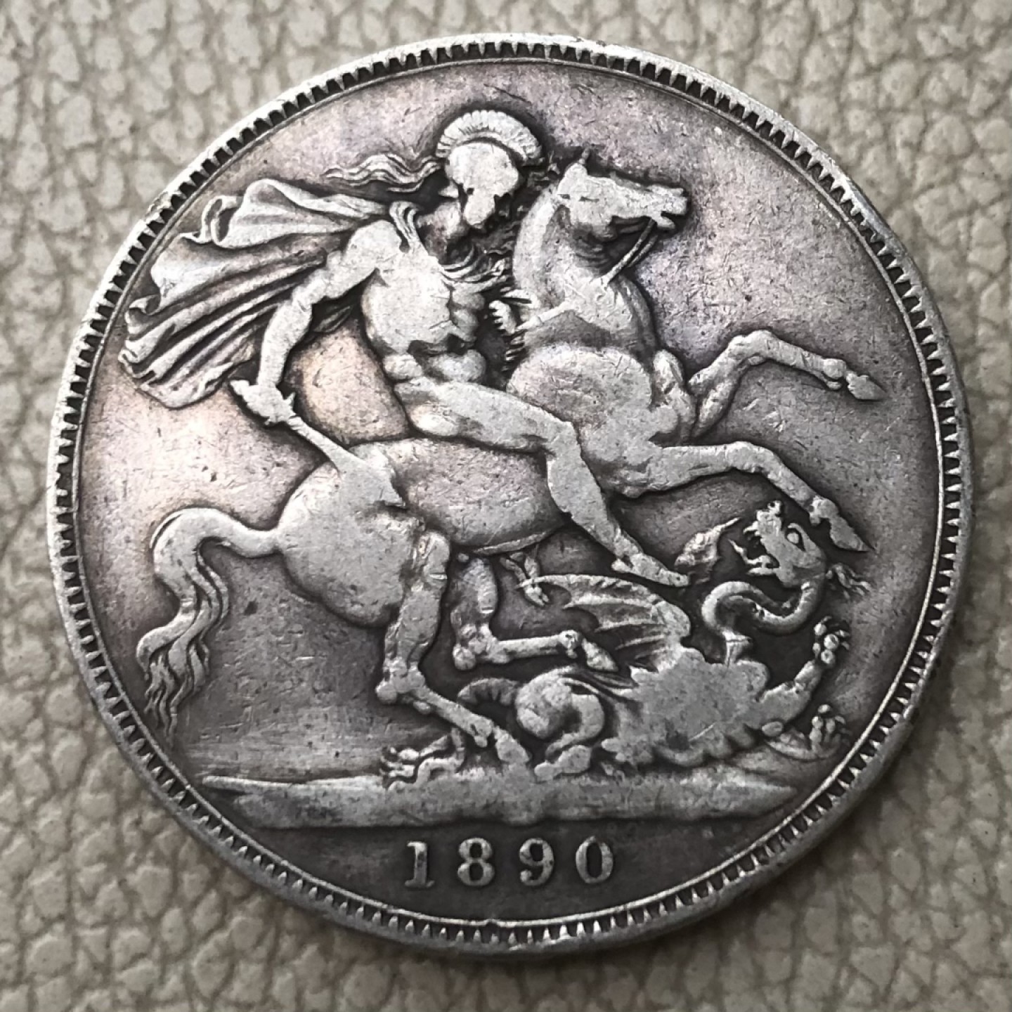 【保诚微拍】第28期 外国老银币【马剑、摩根主场】 英国 维多利亚女王 1890年 克朗 高冠版 马剑 大银币 （28克，92.5%银）XF-7