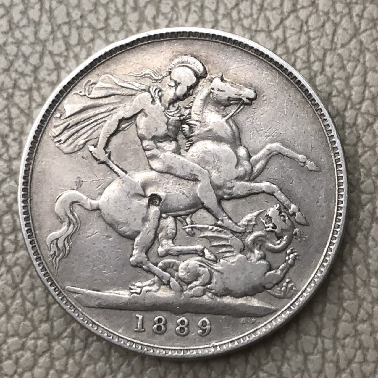 【保诚微拍】第28期 外国老银币【马剑、摩根主场】 英国 维多利亚女王 1889年 克朗 高冠版 马剑 大银币 （28克，92.5%银）XF