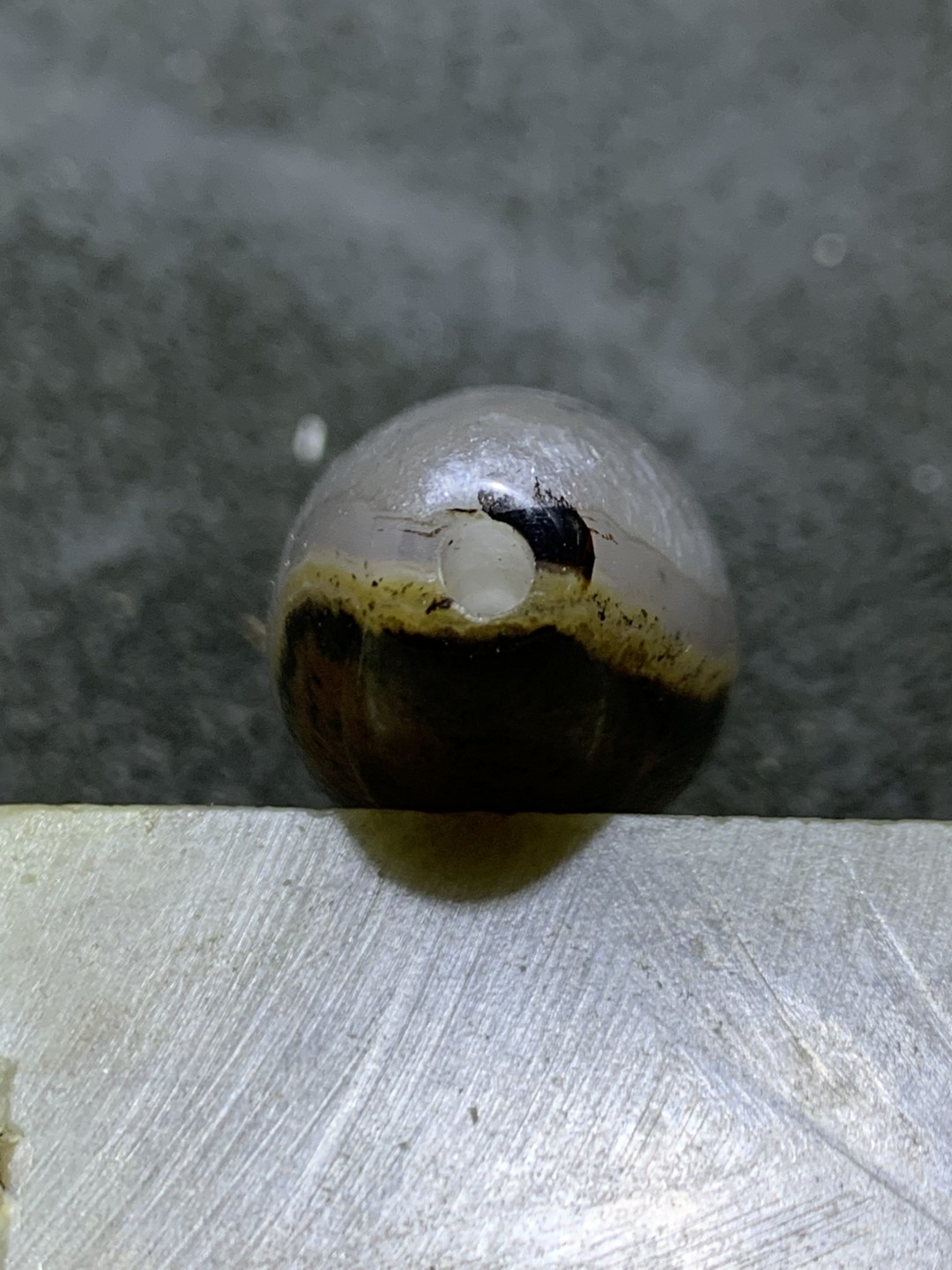 精美罕见天然冰飘黑烟料九眼页岩随形天珠一颗！