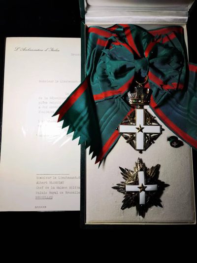 乌拉——号角文化胜利节勋章特拍专场 - 意大利大十字级共和国功绩勋章  带原盒   带授予文件-授予者比利时国王侍从武官长中将Albert Blondiau