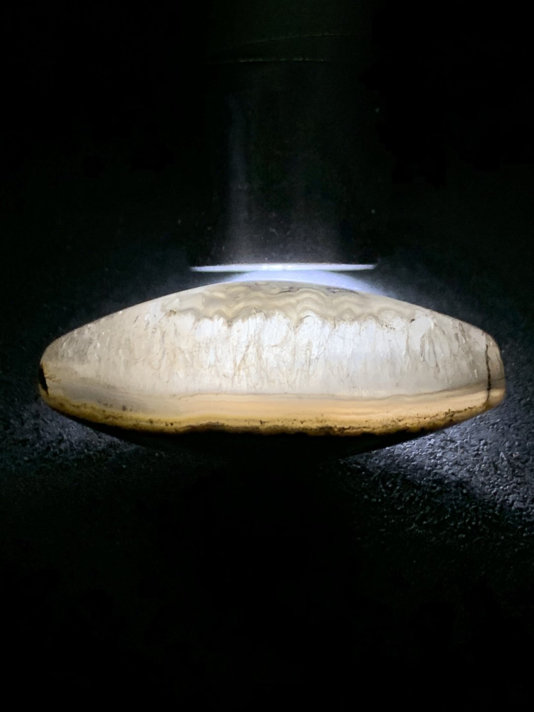 精美罕见天然冰飘黑烟料九眼页岩随形天珠一颗！