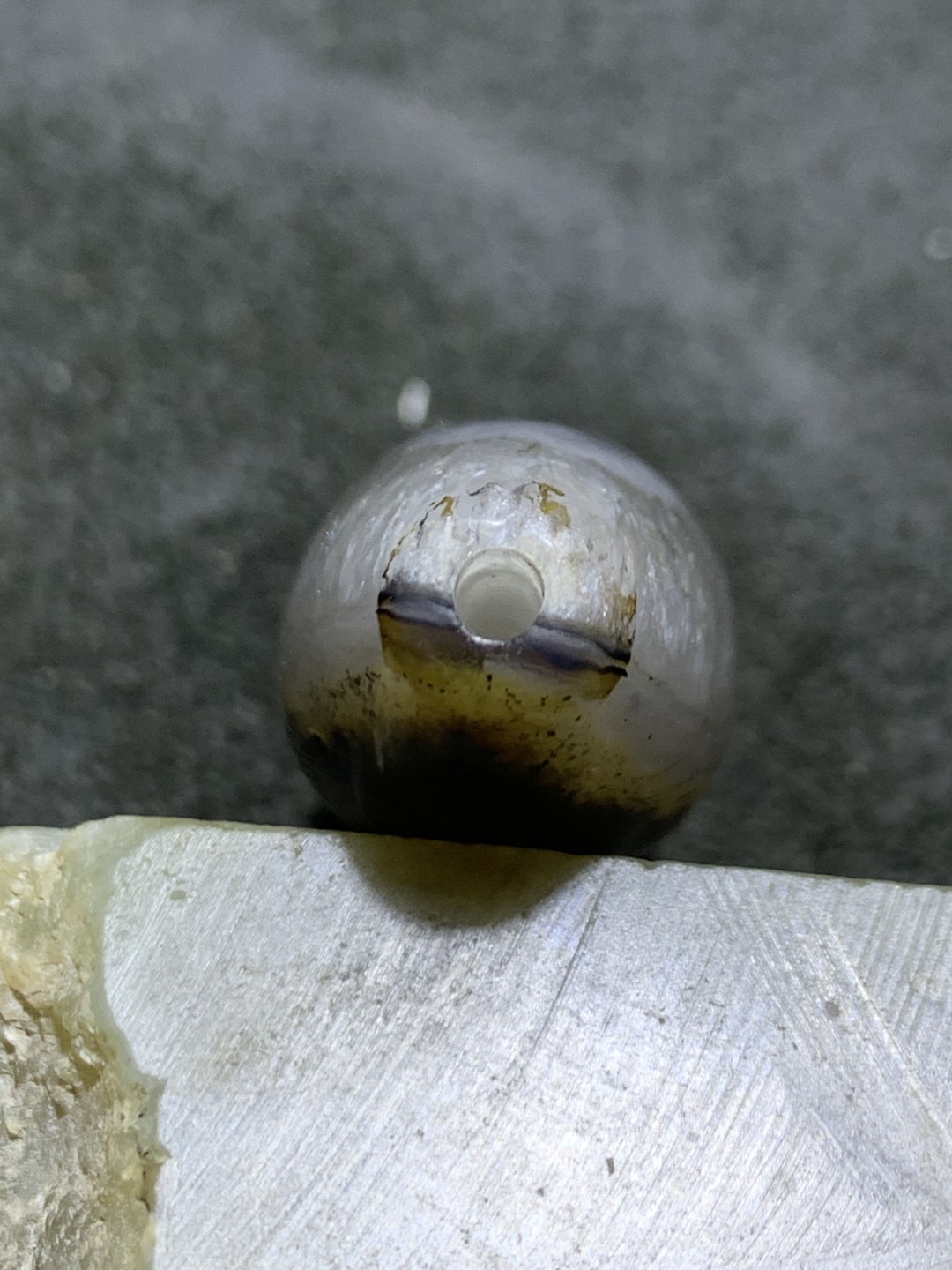 精美罕见天然冰飘黑烟料九眼页岩随形天珠一颗！