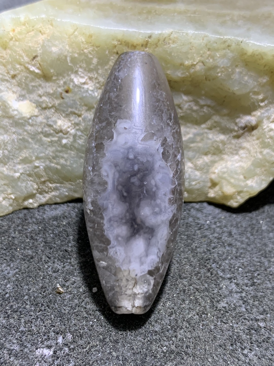 精美罕见天然冰飘黑烟料九眼页岩随形天珠一颗！