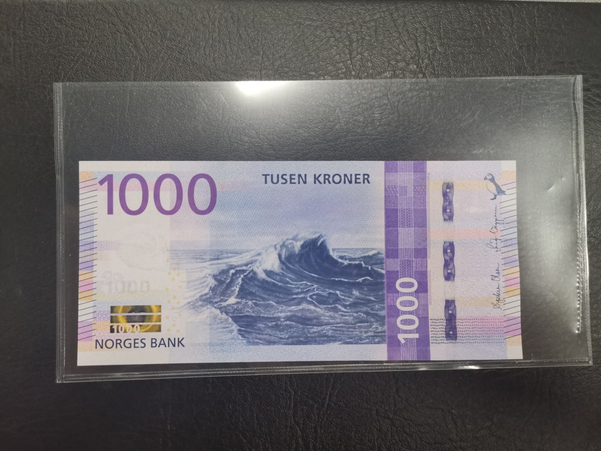 《张总和他的朋友们外币收藏》五一特别精品场 挪威1000克朗全新UNC尾9 2018年名誉品海浪 缺货品种 绝中绝品相适合评级个人感觉67E 绝到没朋友